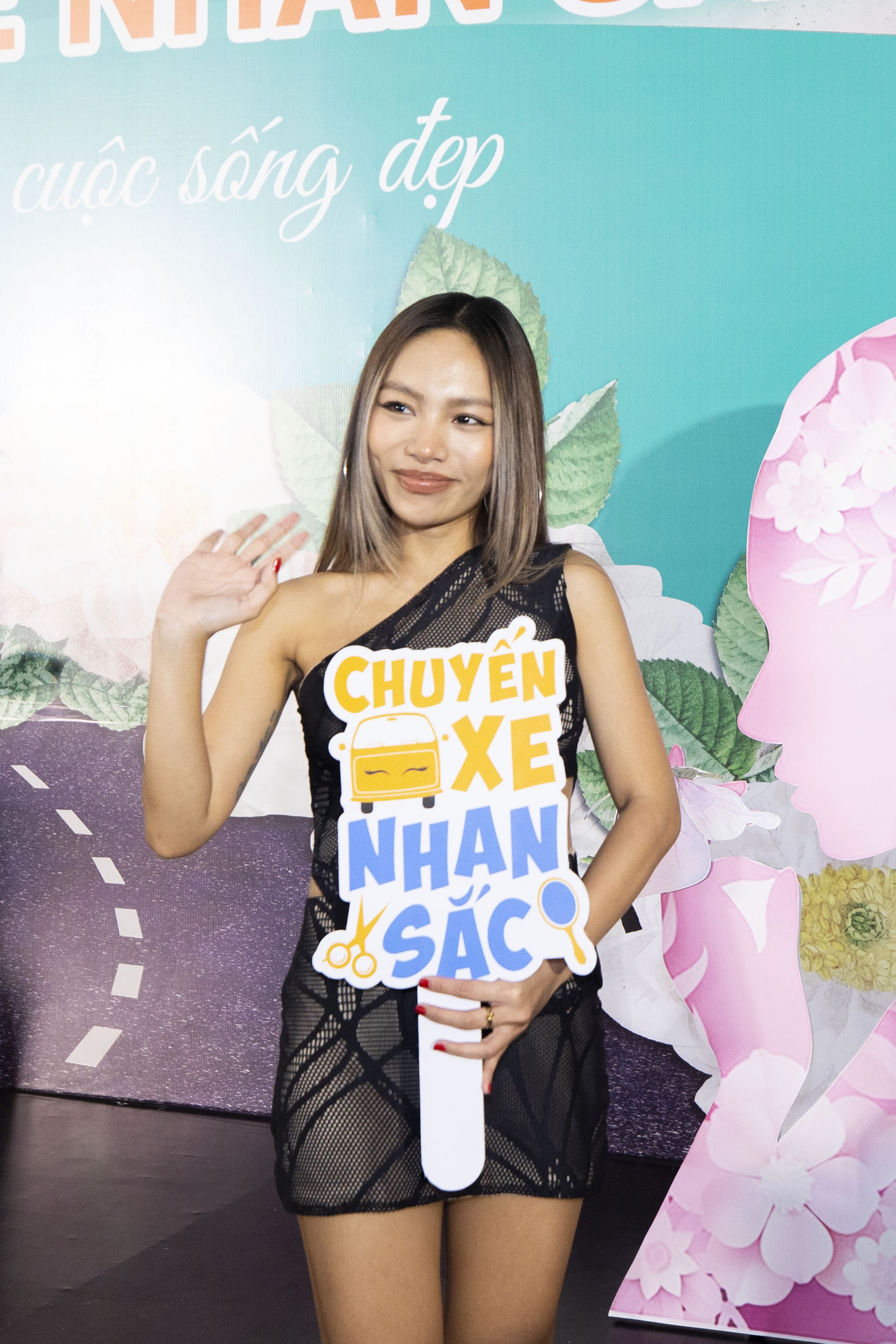 NSND Hồng Vân cùng dàn sao nhảy trong sự kiện 'Chuyến xe nhan sắc' - Ảnh 5. NSND Hồng Vân cùng dàn sao nhảy trong sự kiện 'Chuyến xe nhan sắc' - Ảnh 5.