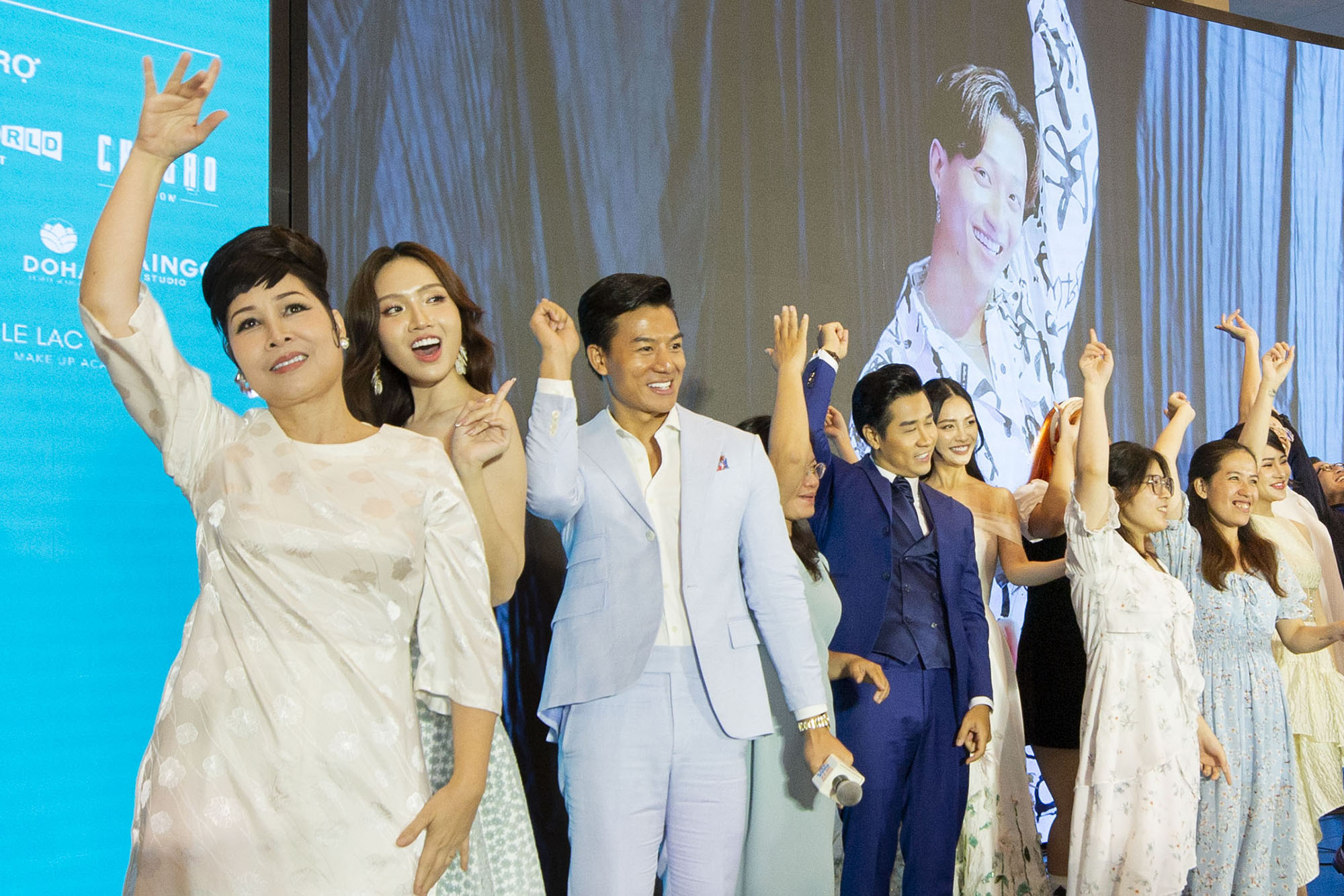NSND Hồng Vân cùng dàn sao nhảy trong sự kiện 'Chuyến xe nhan sắc' - Ảnh 11.