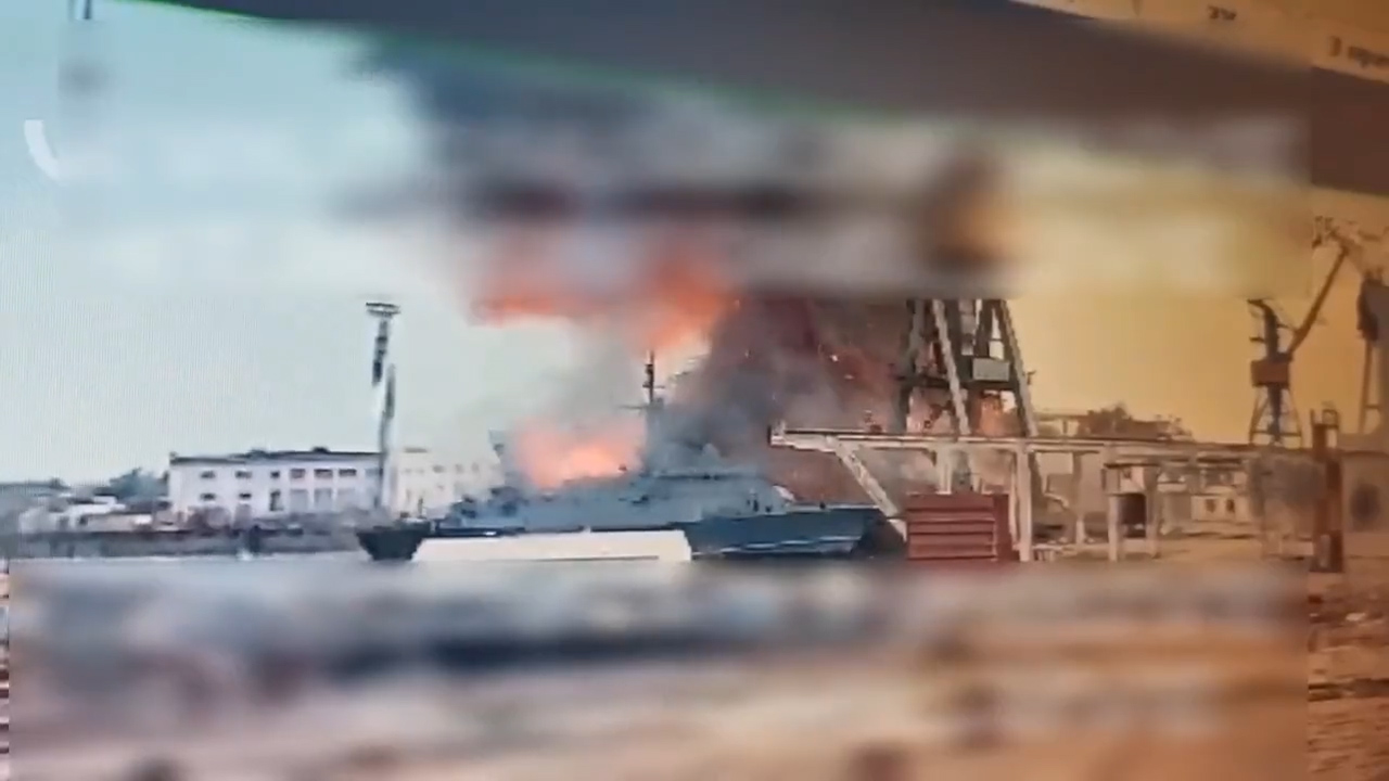 Tình báo Anh nói gì về cuộc tấn công vào tàu sân bay mới của Nga? - Ảnh 1.