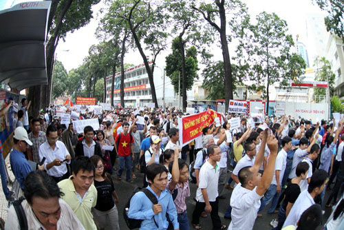 Báo chí quốc tế đồng loạt đưa tin tuần hành phản đối Trung Quốc ở Việt Nam - Ảnh 1.