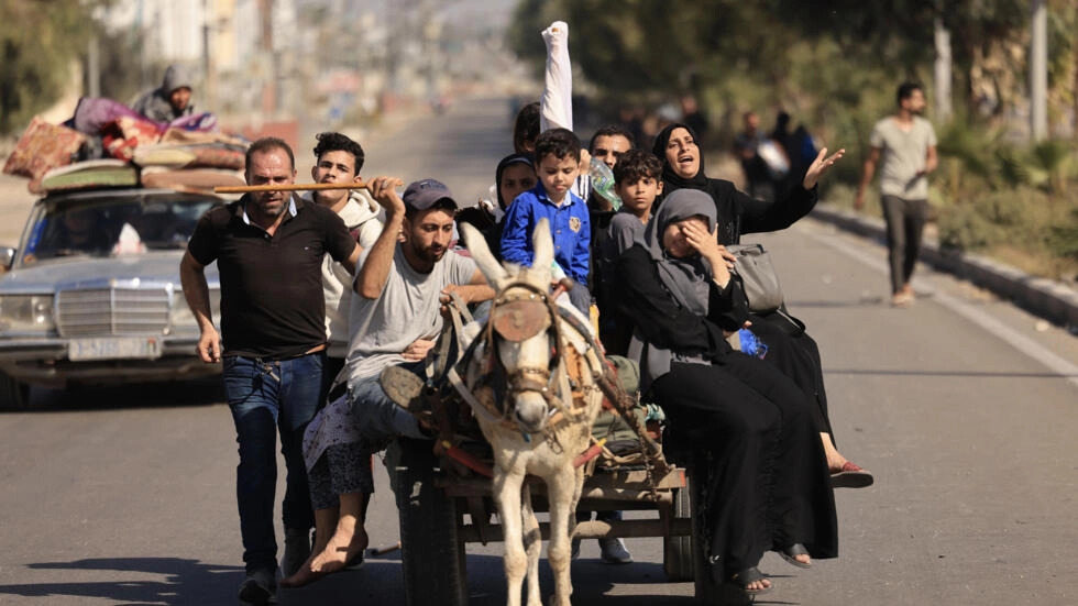 Người Gaza vẫy cờ trắng sơ tán, Hamas nói Israel muốn hạ nhục - Ảnh 2.