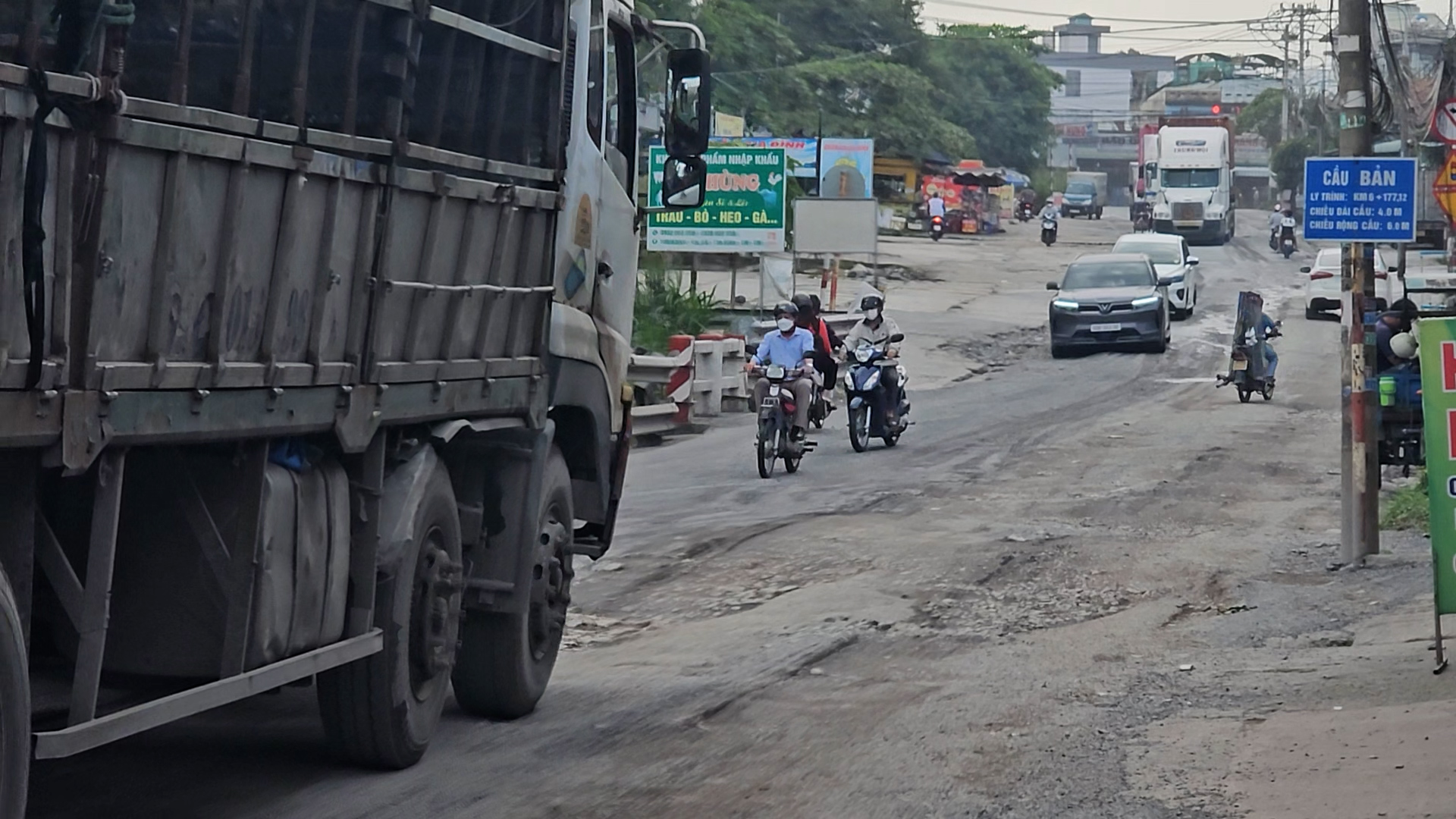 Con đường Hoàng Văn Bổn đầy thương tích vẫn 'cõng' nhiều xe cộ - Ảnh 3.