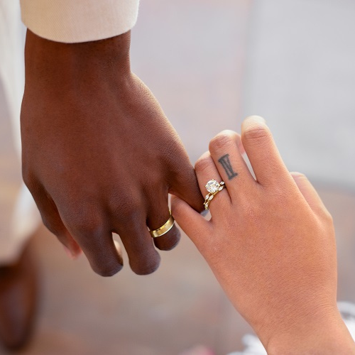 Chọn nhẫn cưới – cách mỗi cặp đôi kể câu chuyện hôn nhân của mình  - Ảnh 19.