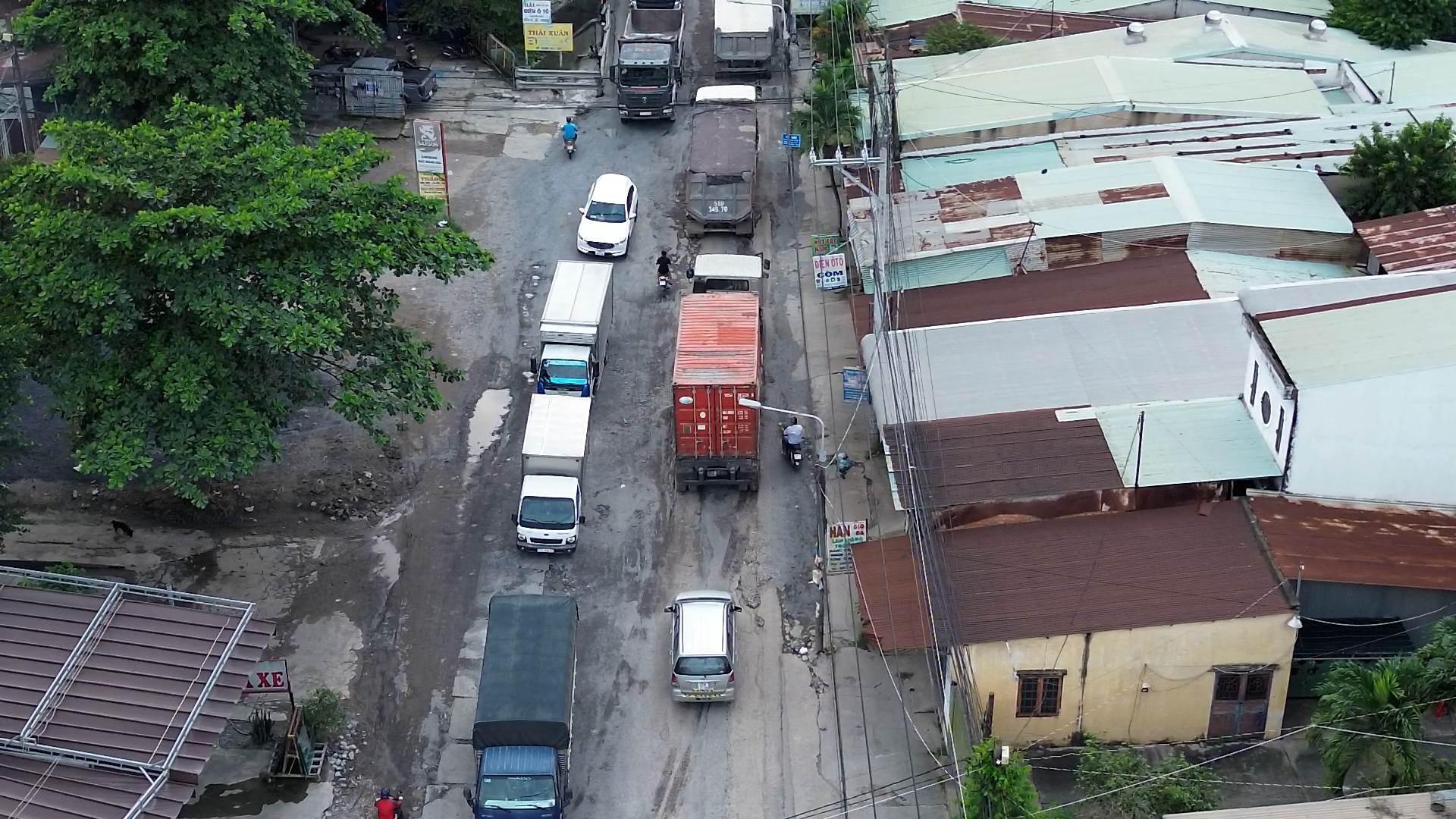 Con đường Hoàng Văn Bổn đầy thương tích vẫn 'cõng' nhiều xe cộ - Ảnh 2.