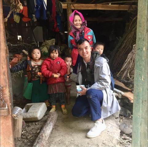 Anh Nguyễn Ngọc Huân trở lại tặng sữa và quà cho các em nhỏ ở Hà Giang sau chuyến đi Thiện nguyện đầu tiên