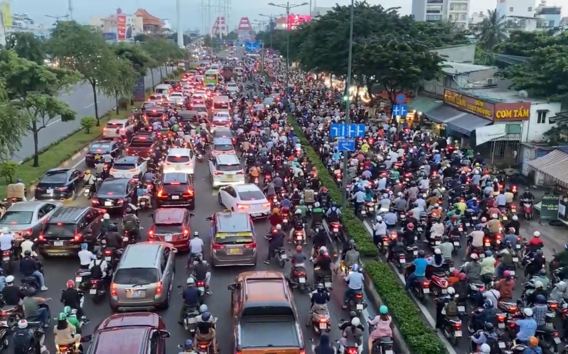 TP.HCM: Nhân viên công ty xây dựng tử vong trên đường Phạm Văn Đồng - Ảnh 3.