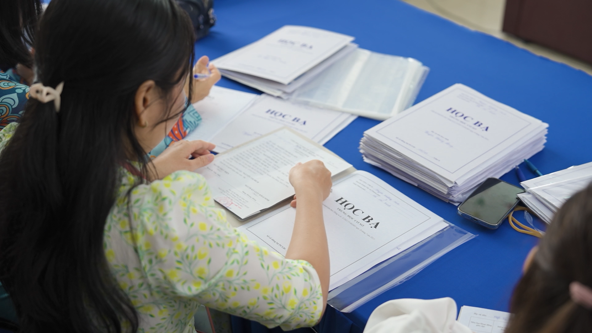 Học bạ điện tử chưa ‘thông’: Giáo viên vẫn khổ sở vì học bạ giấy - Ảnh 1. Học bạ điện tử chưa ‘thông’: Giáo viên vẫn khổ sở vì học bạ giấy - Ảnh 1.