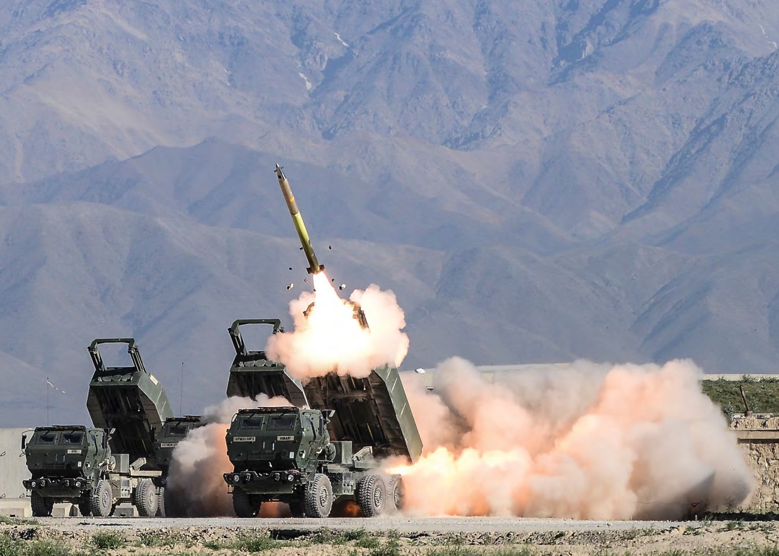 HIMARS tiếp tục gieo rắc hủy diệt cho lực lượng Nga - Ảnh 1.