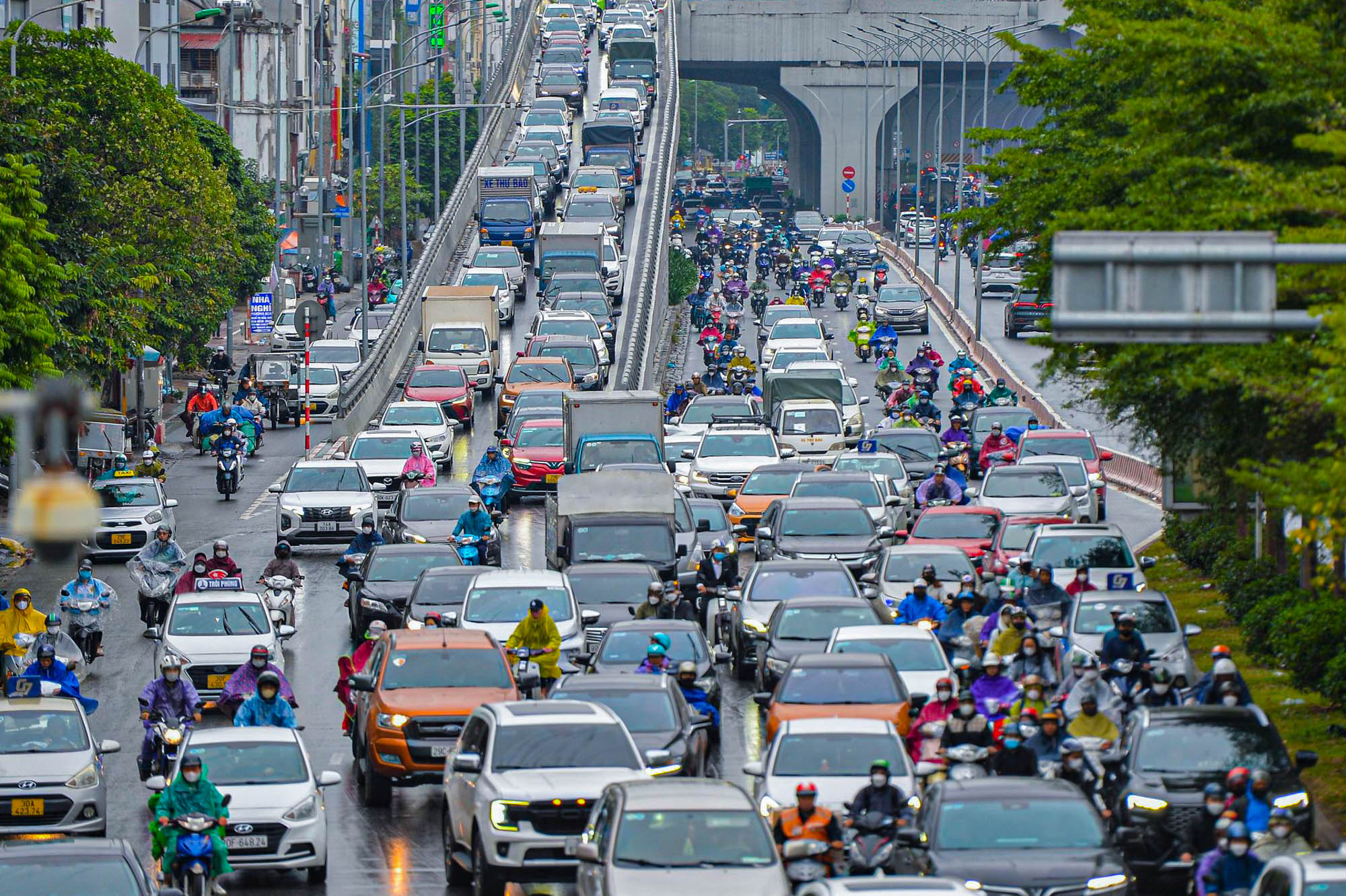 Không khí lạnh tăng cường, người Hà Nội hứng trọn 'combo' mưa rét, tắc đường - Ảnh 2.