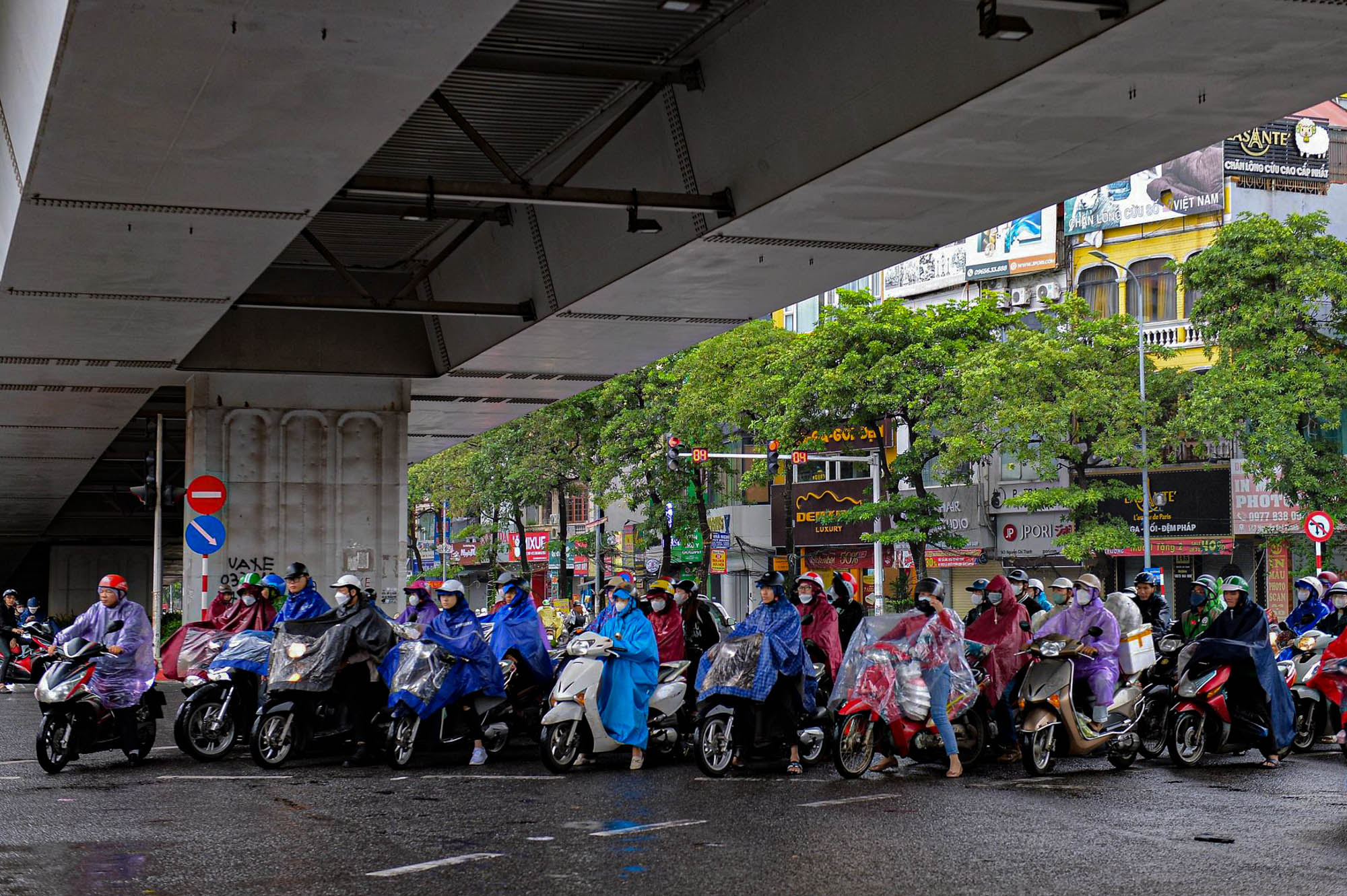 Không khí lạnh tăng cường, người Hà Nội hứng trọn 'combo' mưa rét, tắc đường - Ảnh 7.