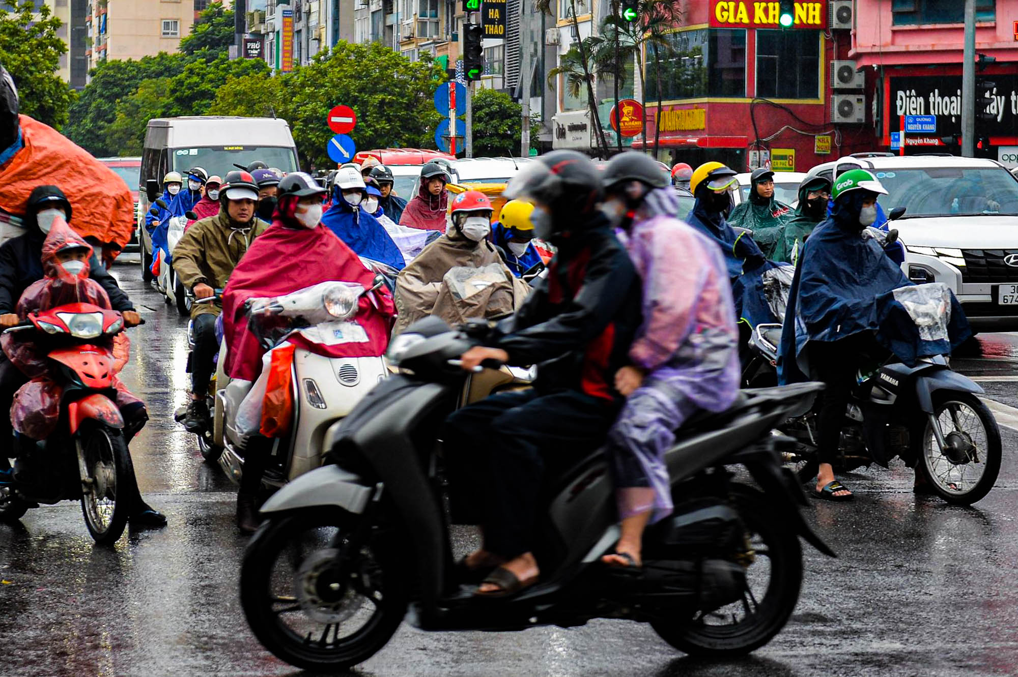 Không khí lạnh tăng cường, người Hà Nội hứng trọn 'combo' mưa rét, tắc đường - Ảnh 9.