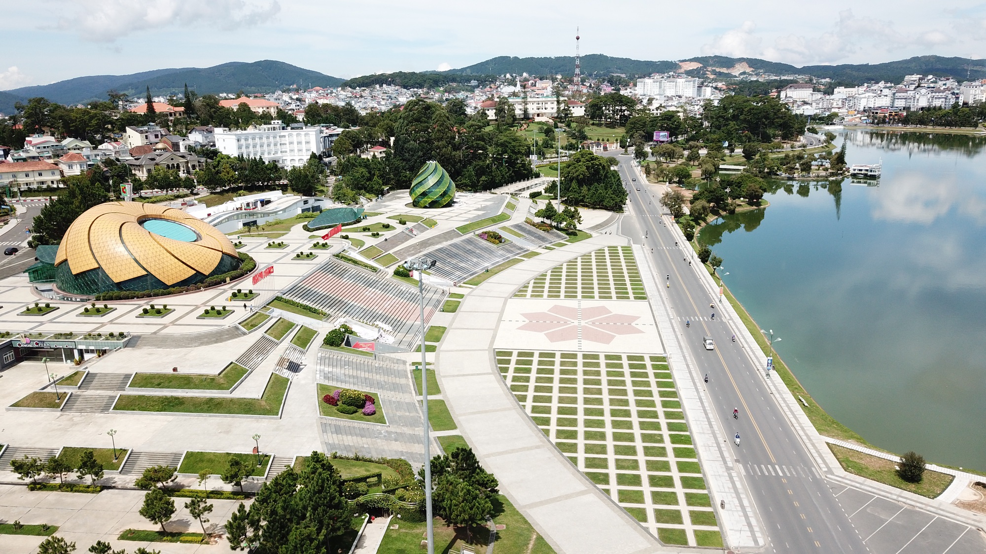 Chưa đủ căn cứ hủy kết quả đấu giá nhà hàng Thủy Tạ - Ảnh 3. Chưa đủ căn cứ hủy kết quả đấu giá nhà hàng Thủy Tạ - Ảnh 3.