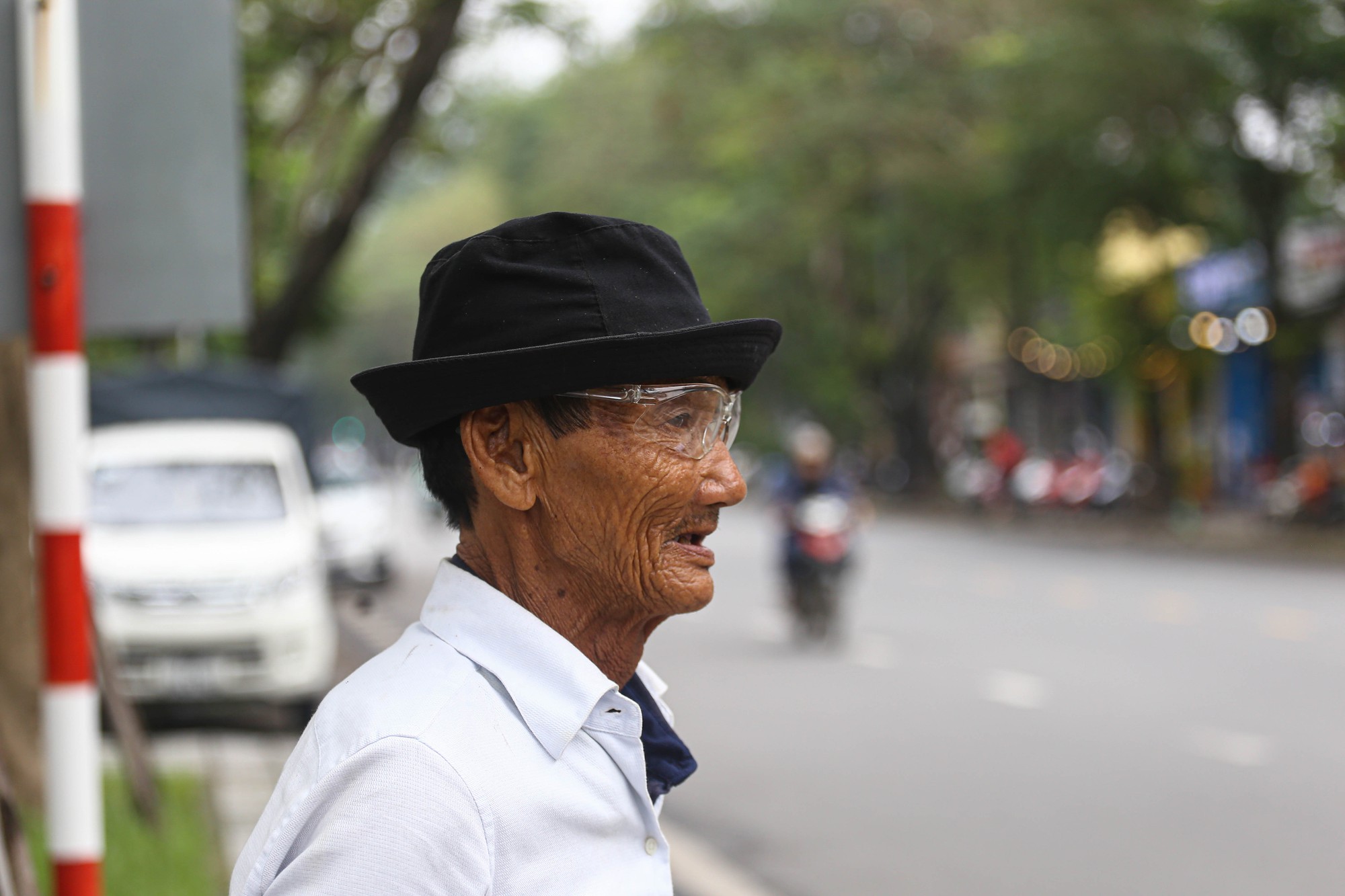 Ông Tùng kẹo kéo: 'Bán cả bầu trời tuổi thơ' - Ảnh 2.