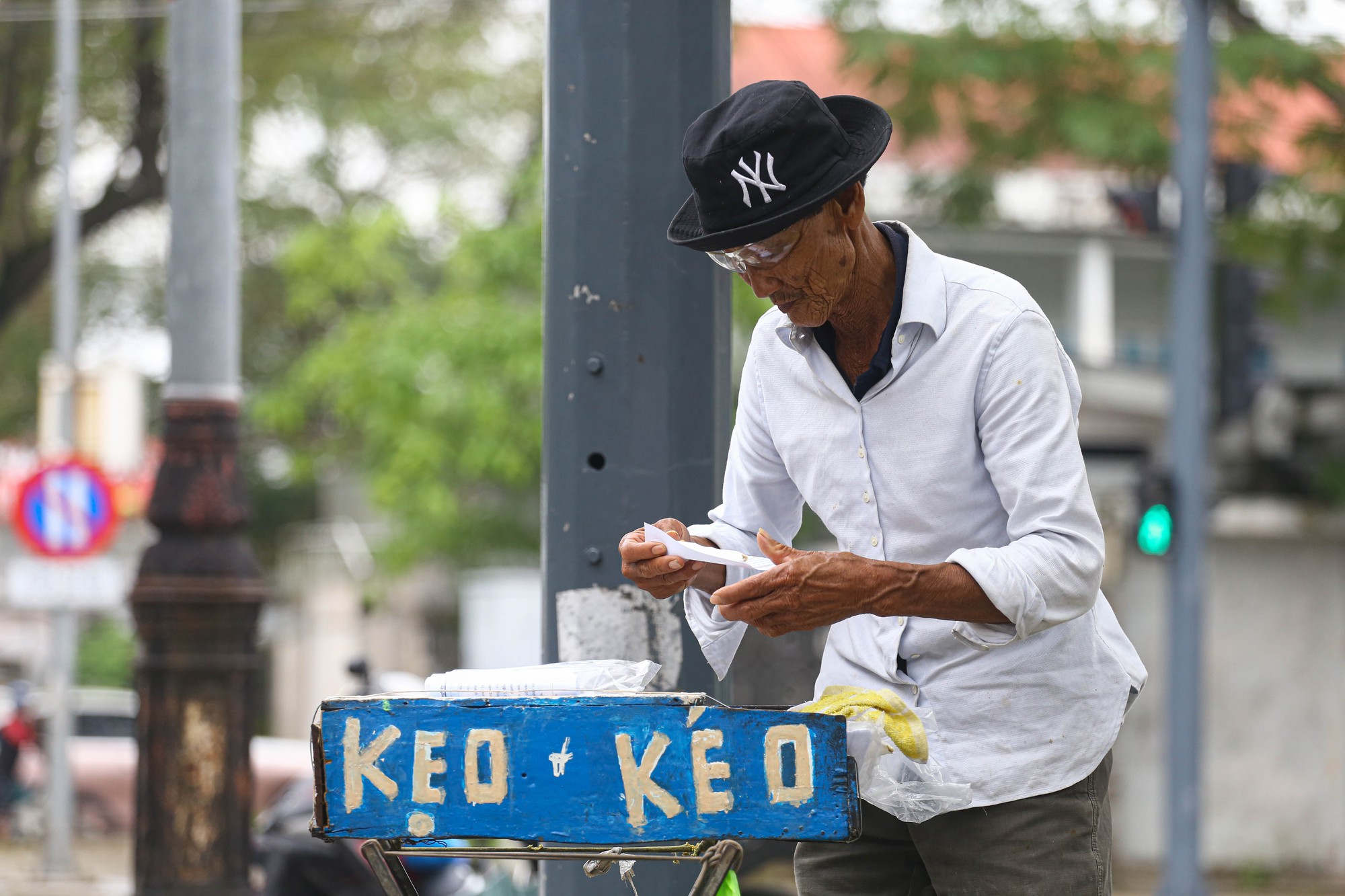 Ông Tùng kẹo kéo: 'Bán cả bầu trời tuổi thơ' - Ảnh 1.