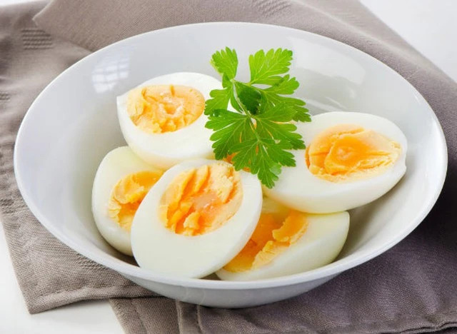 Người có cholesterol cao nên ăn bao nhiêu trứng mỗi ngày? - Ảnh 1.