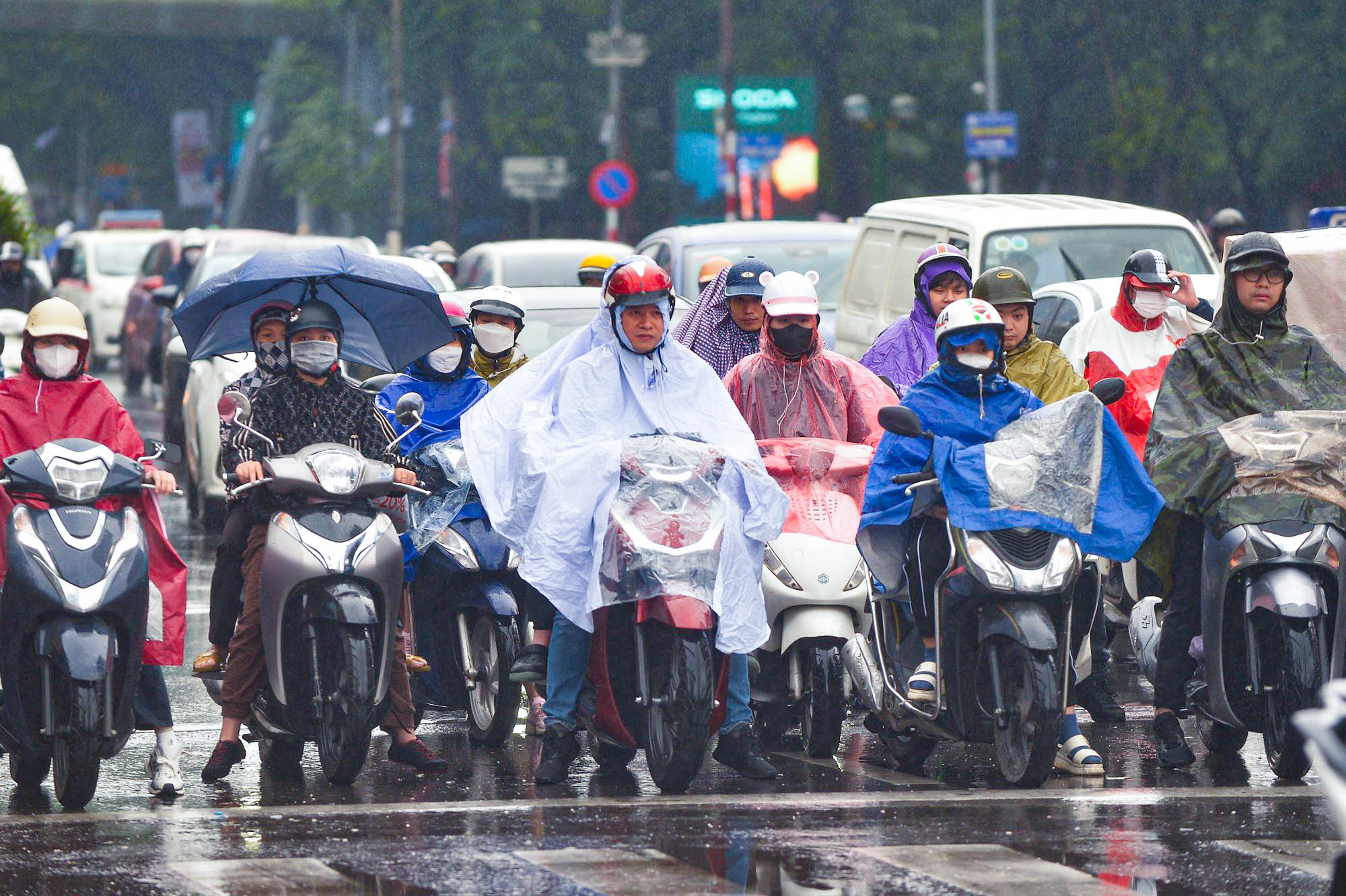 Không khí lạnh tăng cường, người Hà Nội hứng trọn 'combo' mưa rét, tắc đường - Ảnh 4.