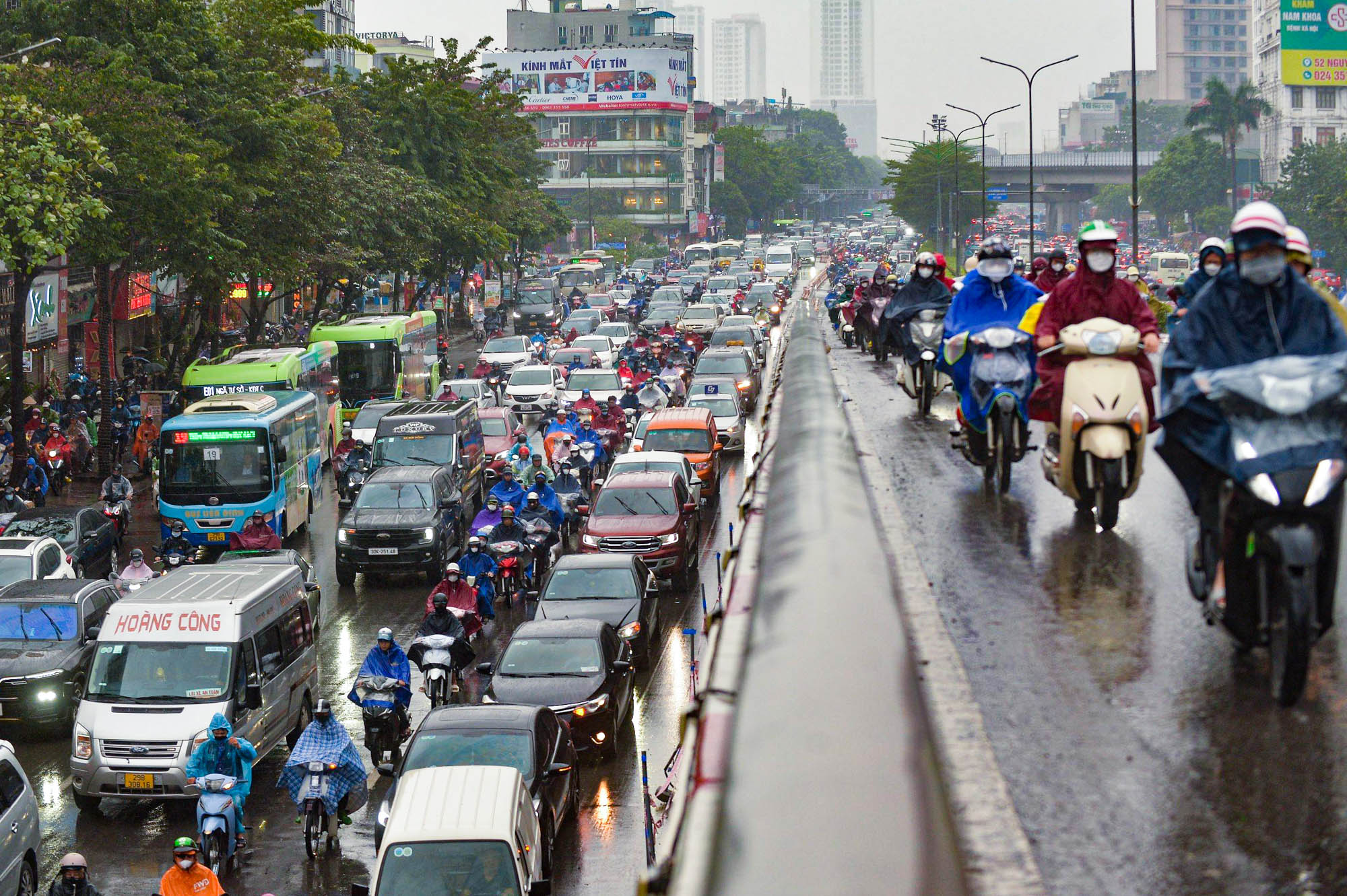 Không khí lạnh tăng cường, người Hà Nội hứng trọn 'combo' mưa rét, tắc đường - Ảnh 3.