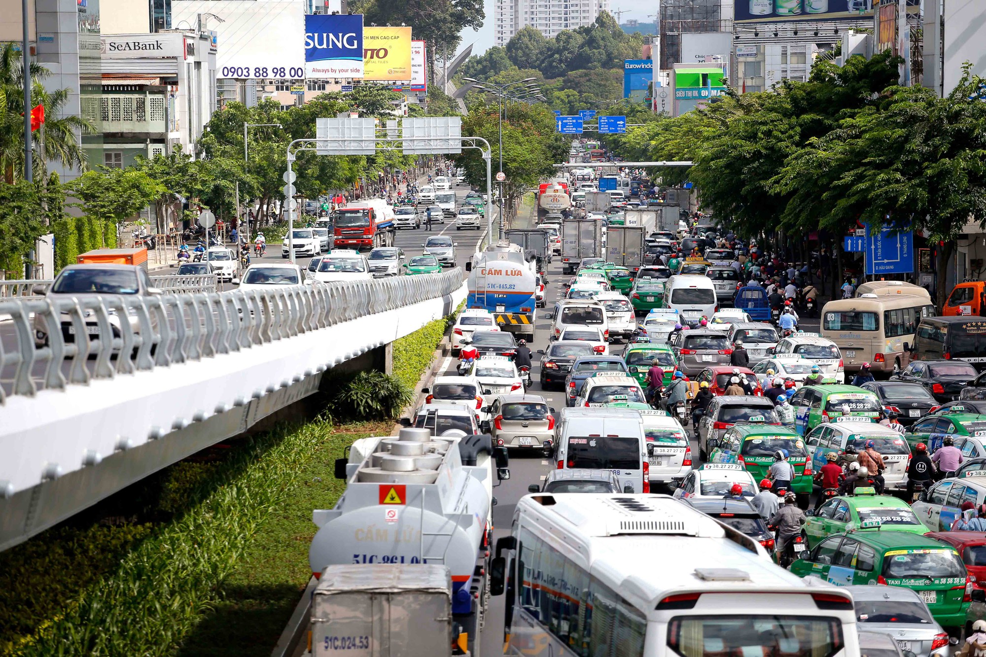 Dồn lực giảm kẹt xe cửa ngõ sân bay Tân Sơn Nhất - Ảnh 1. Dồn lực giảm kẹt xe cửa ngõ sân bay Tân Sơn Nhất - Ảnh 1.
