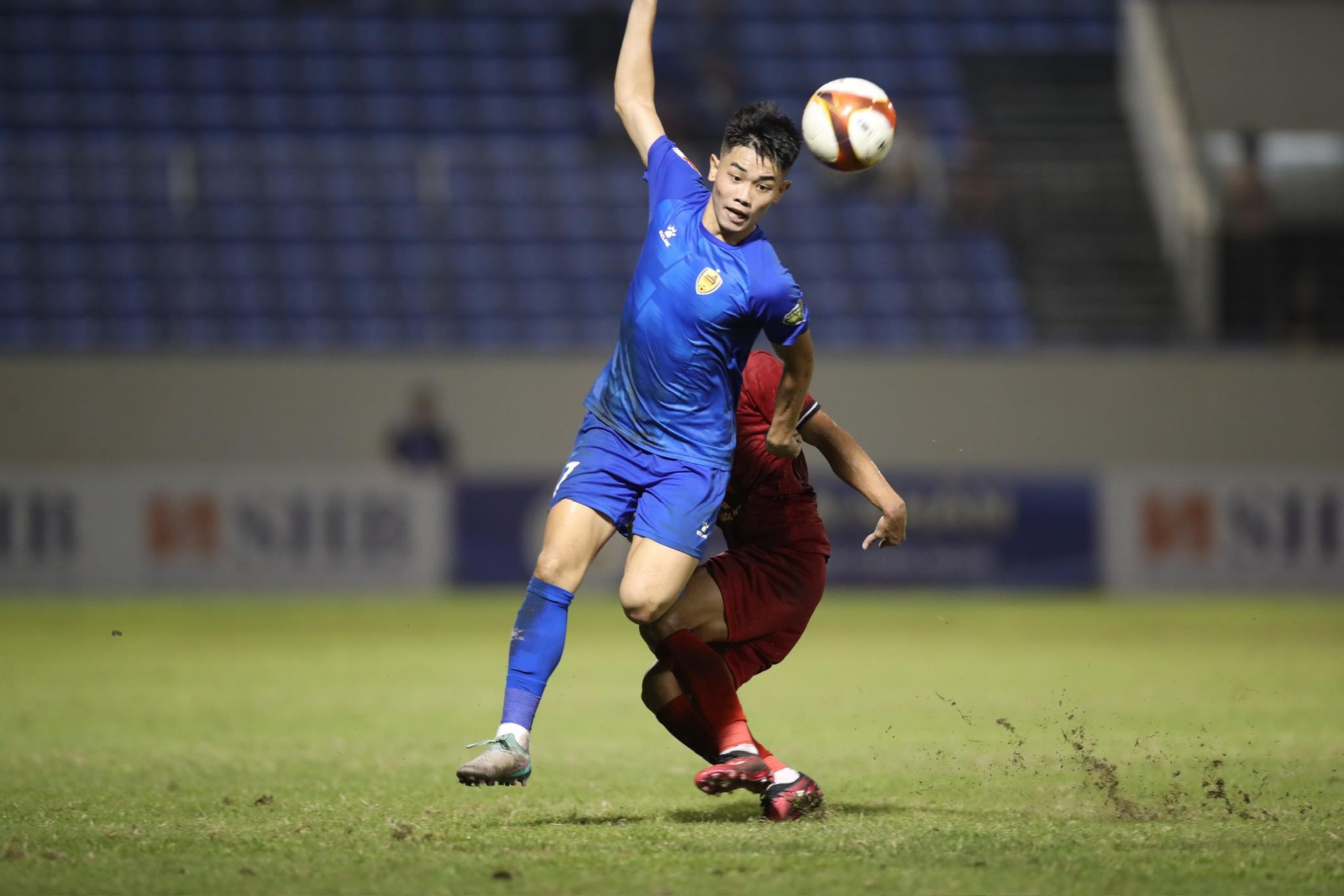 CLB Quảng Nam thắng trận đầu tay, HLV Sỹ Sơn dự đoán bất ngờ về QBV - Ảnh 1.
