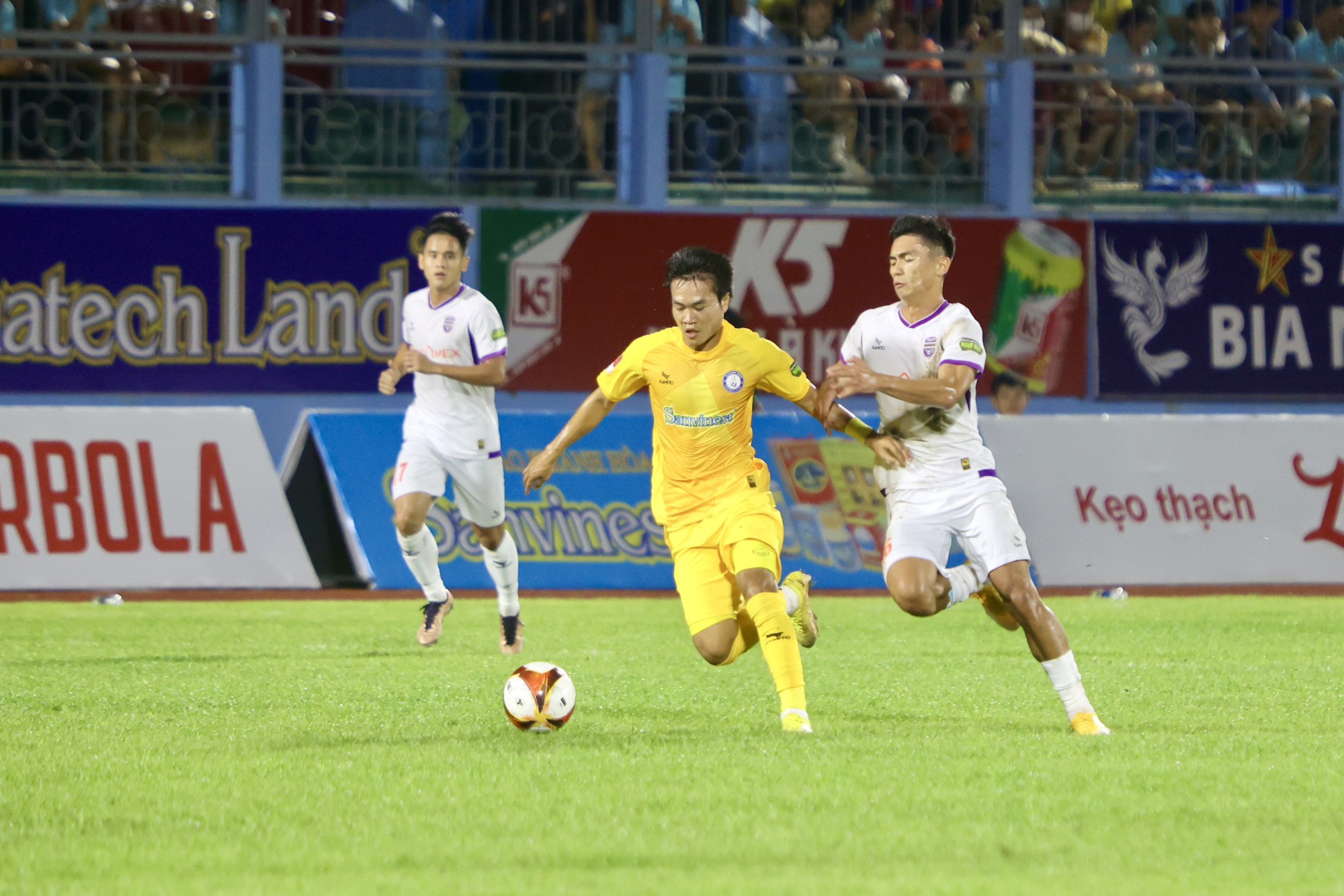 V-League: Tiến Linh tỏa sáng, HLV Huỳnh Đức cùng CLB Bình Dương vào tốp 3 - Ảnh 2.