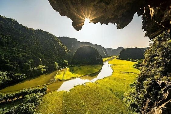 Du Lịch Ninh Bình: Hành trình khám phá vẻ đẹp kỳ vĩ - Ảnh 2. Du Lịch Ninh Bình: Hành trình khám phá vẻ đẹp kỳ vĩ - Ảnh 2.