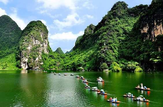 Du Lịch Ninh Bình: Hành trình khám phá vẻ đẹp kỳ vĩ - Ảnh 1. Du Lịch Ninh Bình: Hành trình khám phá vẻ đẹp kỳ vĩ - Ảnh 1.