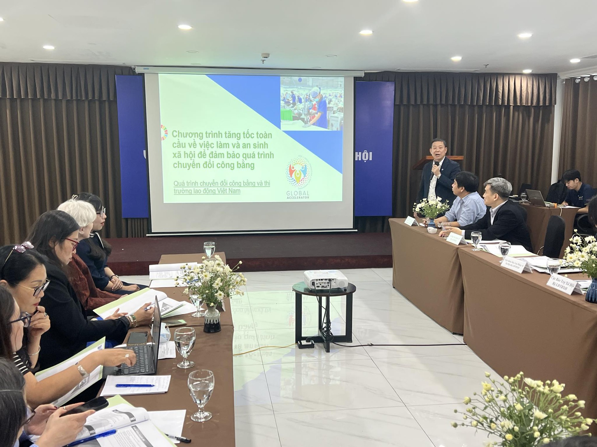 Người thu nhập thấp dễ bị mất việc làm khi chuyển đổi sang nền kinh tế xanh - Ảnh 1. Người thu nhập thấp dễ bị mất việc làm khi chuyển đổi sang nền kinh tế xanh - Ảnh 1.