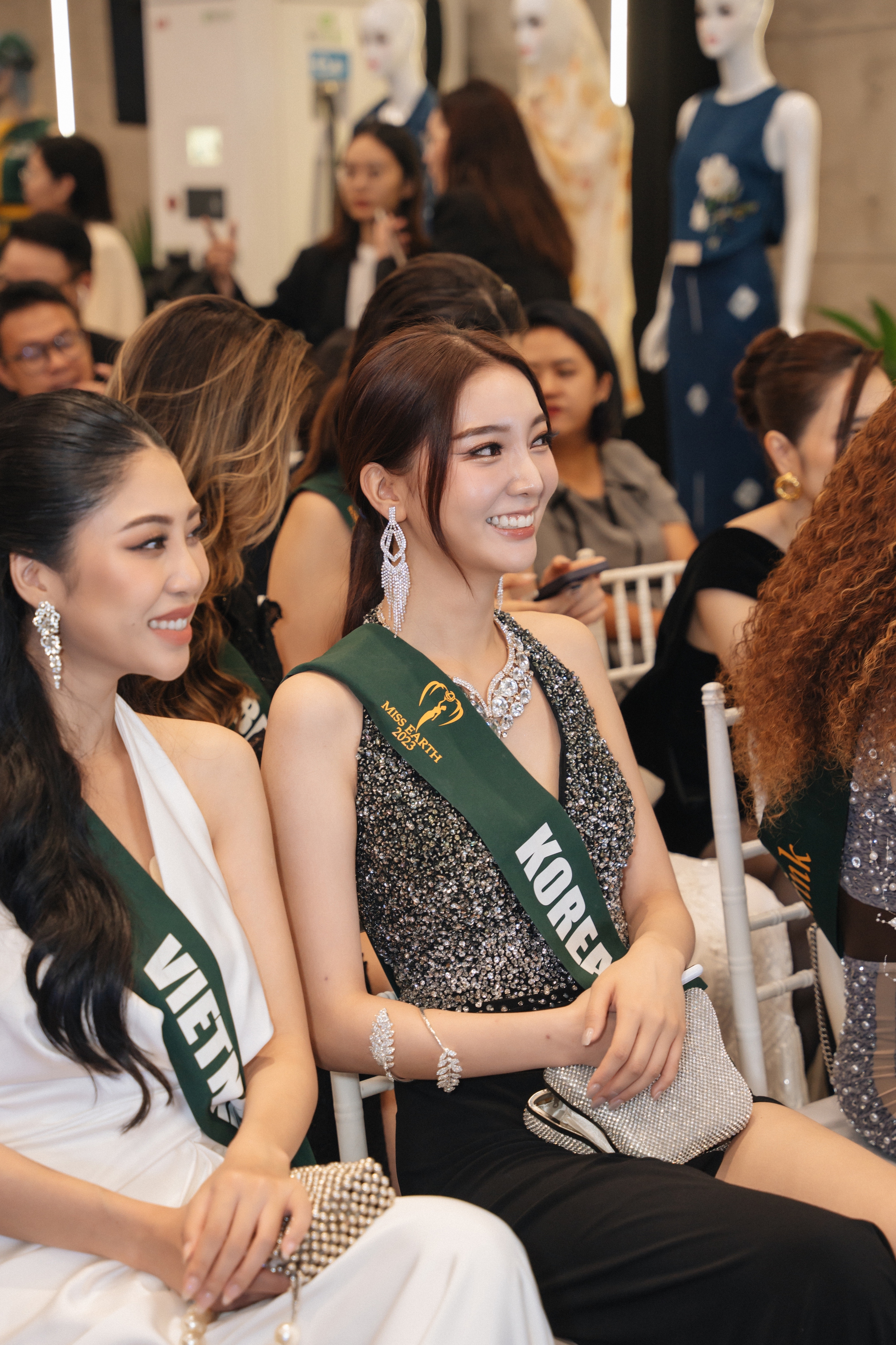 Hoa hậu Lan Anh cùng dàn người đẹp Miss Earth 2023 dự triển lãm - Ảnh 7.