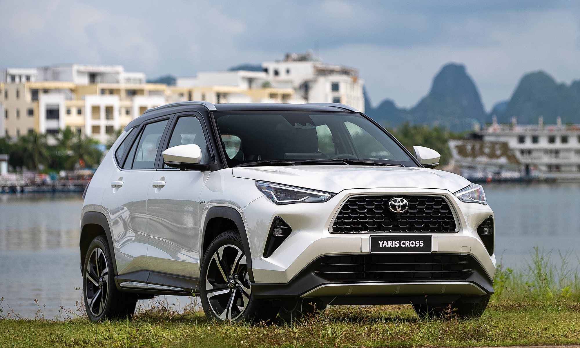 Sau khi được Toyota Việt Nam giảm giá bán, mẫu Crossover đô thị - Toyota Yaris Cross đang tạo được sức hút trên thị trường. Kết quả bán xe trong tháng 4.2024 cho thấy, sức mua toàn thị trường sụt giảm, doanh số Toyota Yaris Cross vẫn đạt tới 882 xe, tăng 180 xe so với tháng 3.2024. Trong số hơn 880 xe Yaris Cross bán ra, có 41 xe thuộc phiên bản hybrid. Toyota Yaris Cross là xe nhập nguyên chiếc, hiện có giá 650 - 765 triệu đồng.