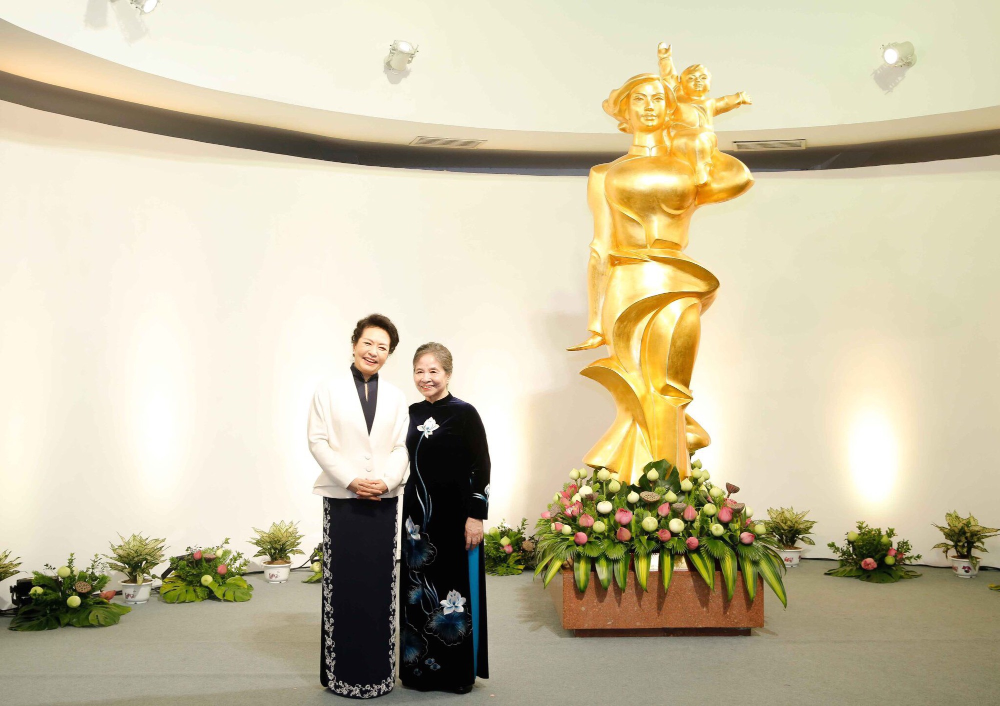Phu nhân hai Tổng Bí thư cùng thưởng trà, thăm Bảo tàng Phụ nữ Việt Nam  - Ảnh 1.