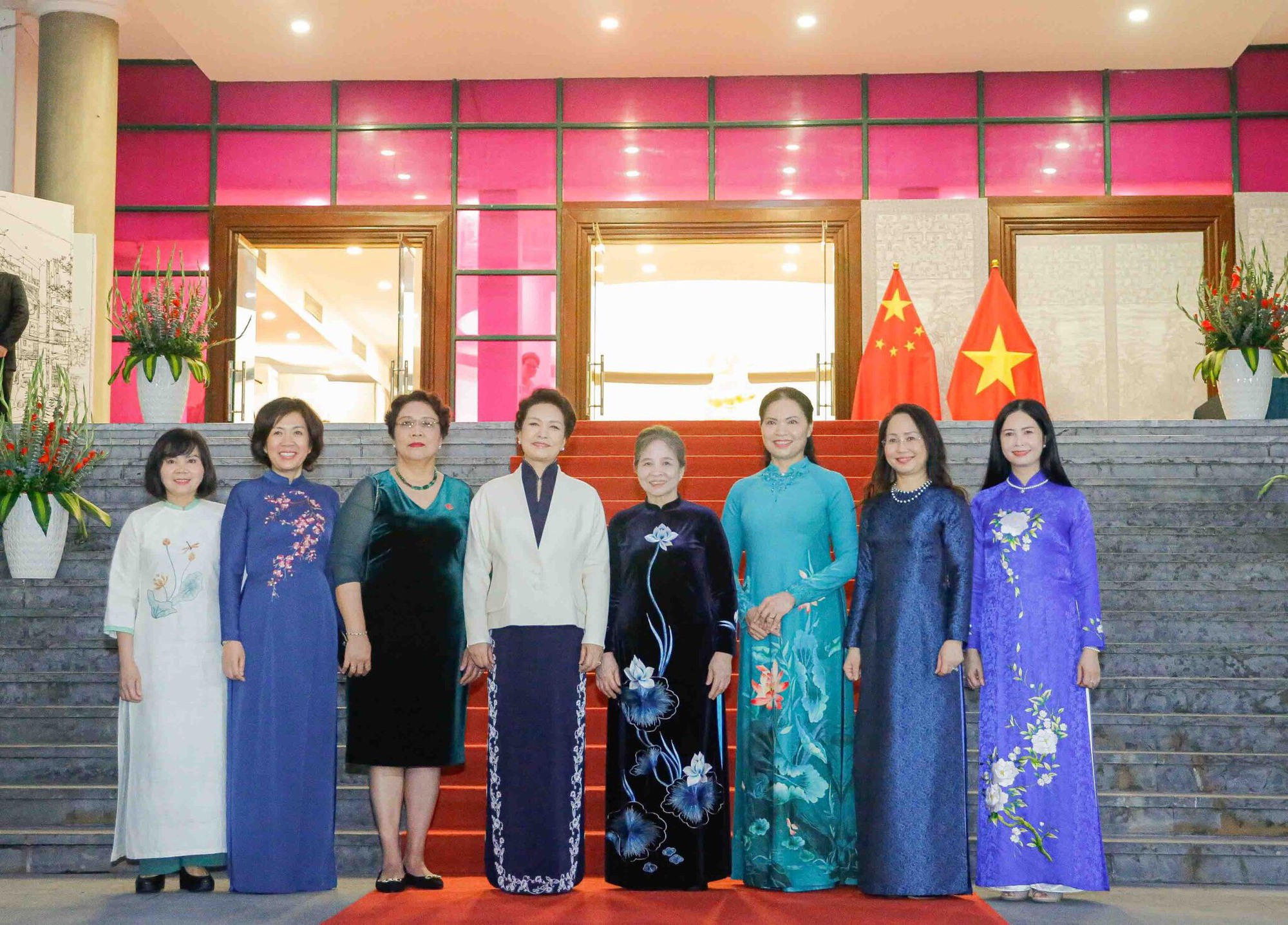 Phu nhân hai Tổng Bí thư cùng thưởng trà, thăm Bảo tàng Phụ nữ Việt Nam  - Ảnh 6.