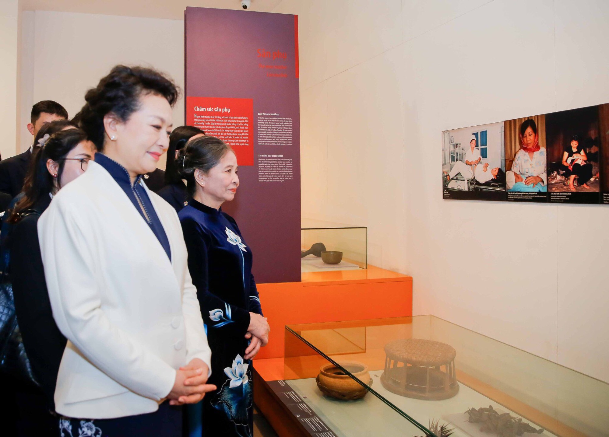 Phu nhân hai Tổng Bí thư cùng thưởng trà, thăm Bảo tàng Phụ nữ Việt Nam  - Ảnh 2.