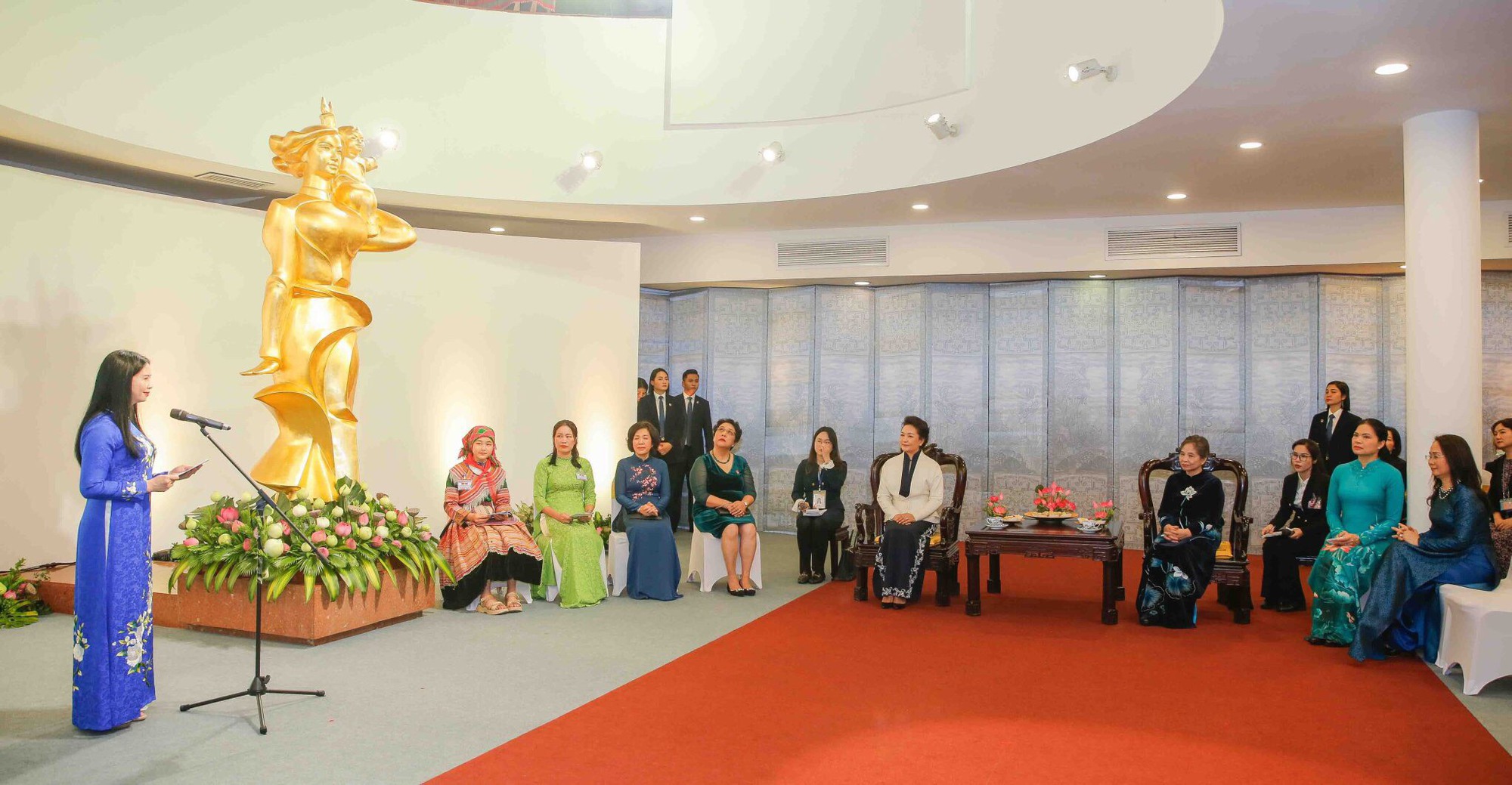 Phu nhân hai Tổng Bí thư cùng thưởng trà, thăm Bảo tàng Phụ nữ Việt Nam  - Ảnh 4.