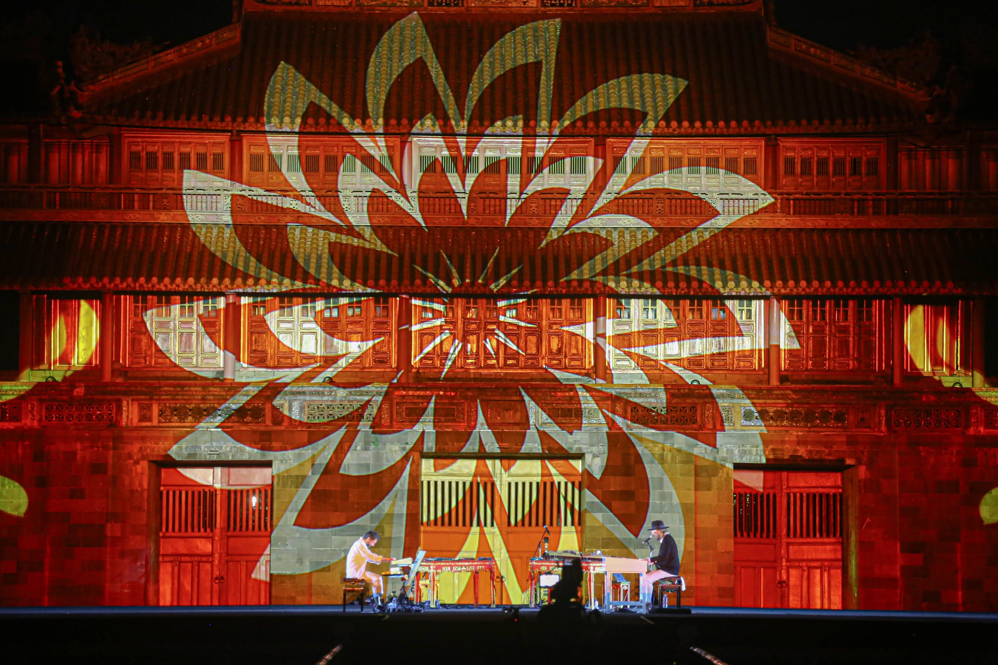 Đêm Ngọ Môn lung linh khép lại tuần lễ âm nhạc quốc tế Huế 2023 - Ảnh 4.