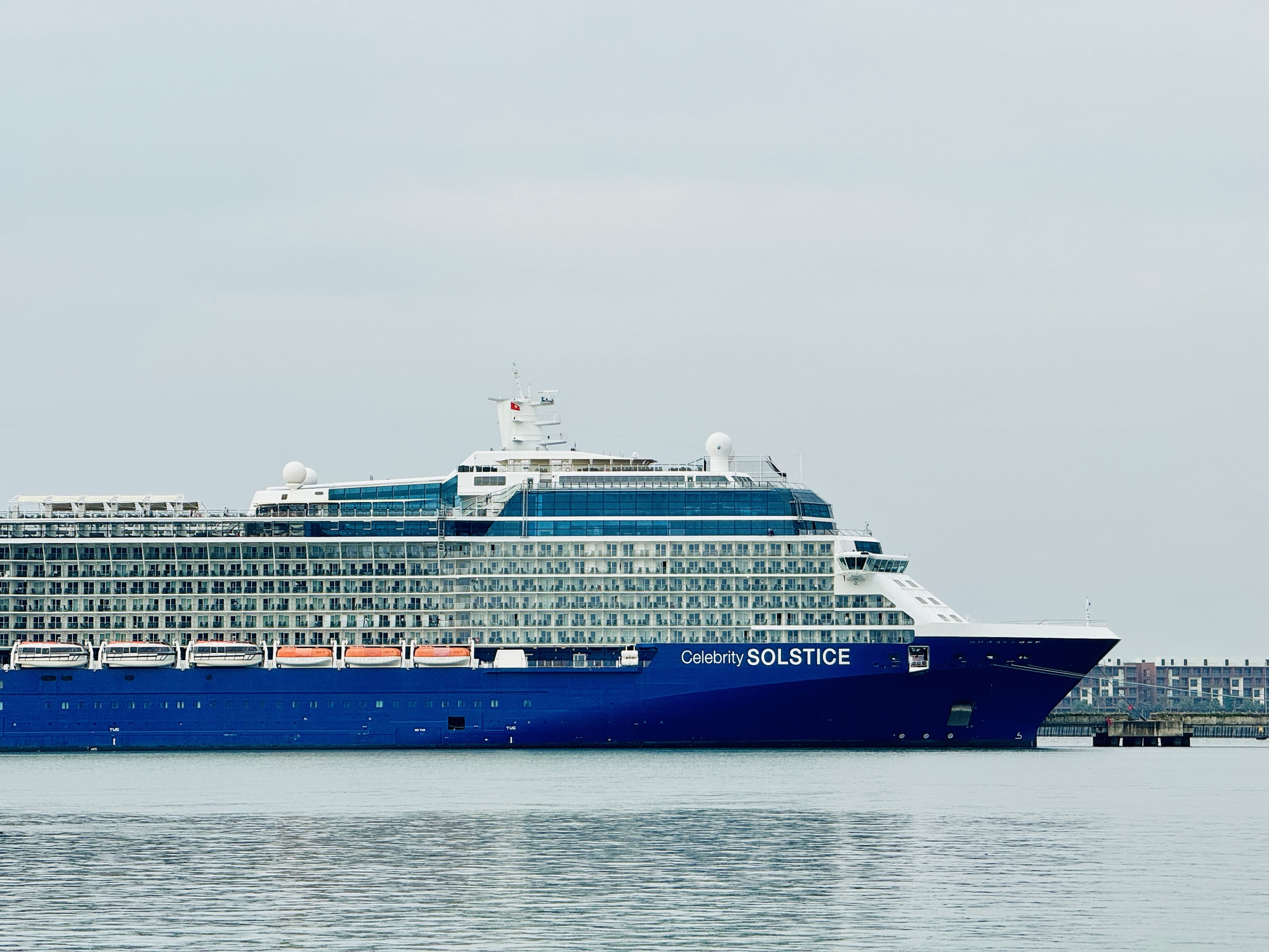 Siêu du thuyền liên tiếp đưa hàng nghìn khách quốc tế đến Hạ Long  - Ảnh 2.