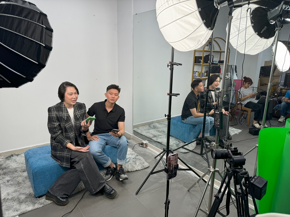 Bất ngờ khi du lịch cũng livestream... b&aacute;n h&agrave;ng: KOL tiếp sức quảng b&aacute;! - Ảnh 2.