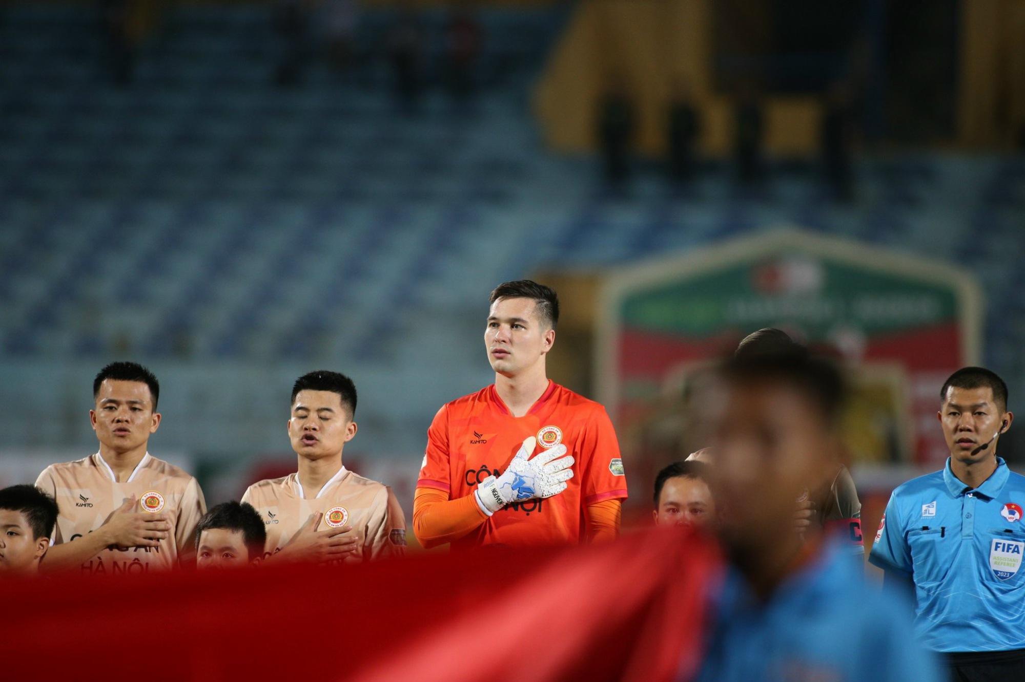 Hát Quốc ca hùng hồn, thủ môn Filip Nguyễn sẵn sàng lên đội tuyển Việt Nam - Ảnh 1.