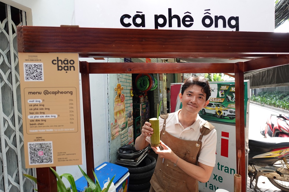 Cà phê ống tre thành hot trend, ông chủ gen Z bán ngày hơn 200 ống - Ảnh 1. Cà phê ống tre thành hot trend, ông chủ gen Z bán ngày hơn 200 ống - Ảnh 1.