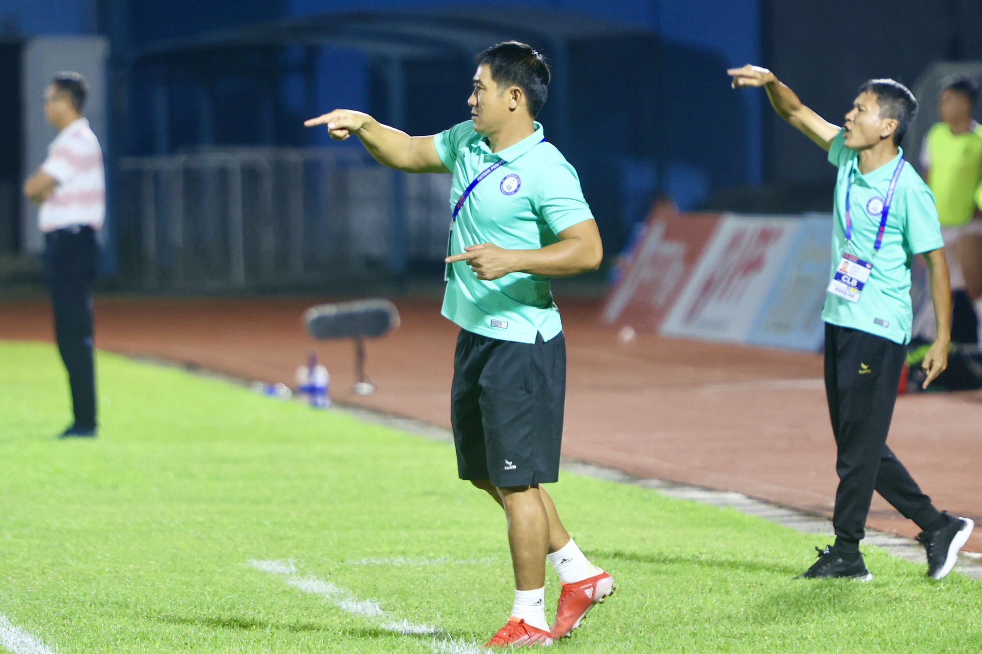 HLV Trần Thiện Hảo (trái) và HLV Võ Đình Tân trong trận CLB  Khánh Hòa thua CLB Bình Dương