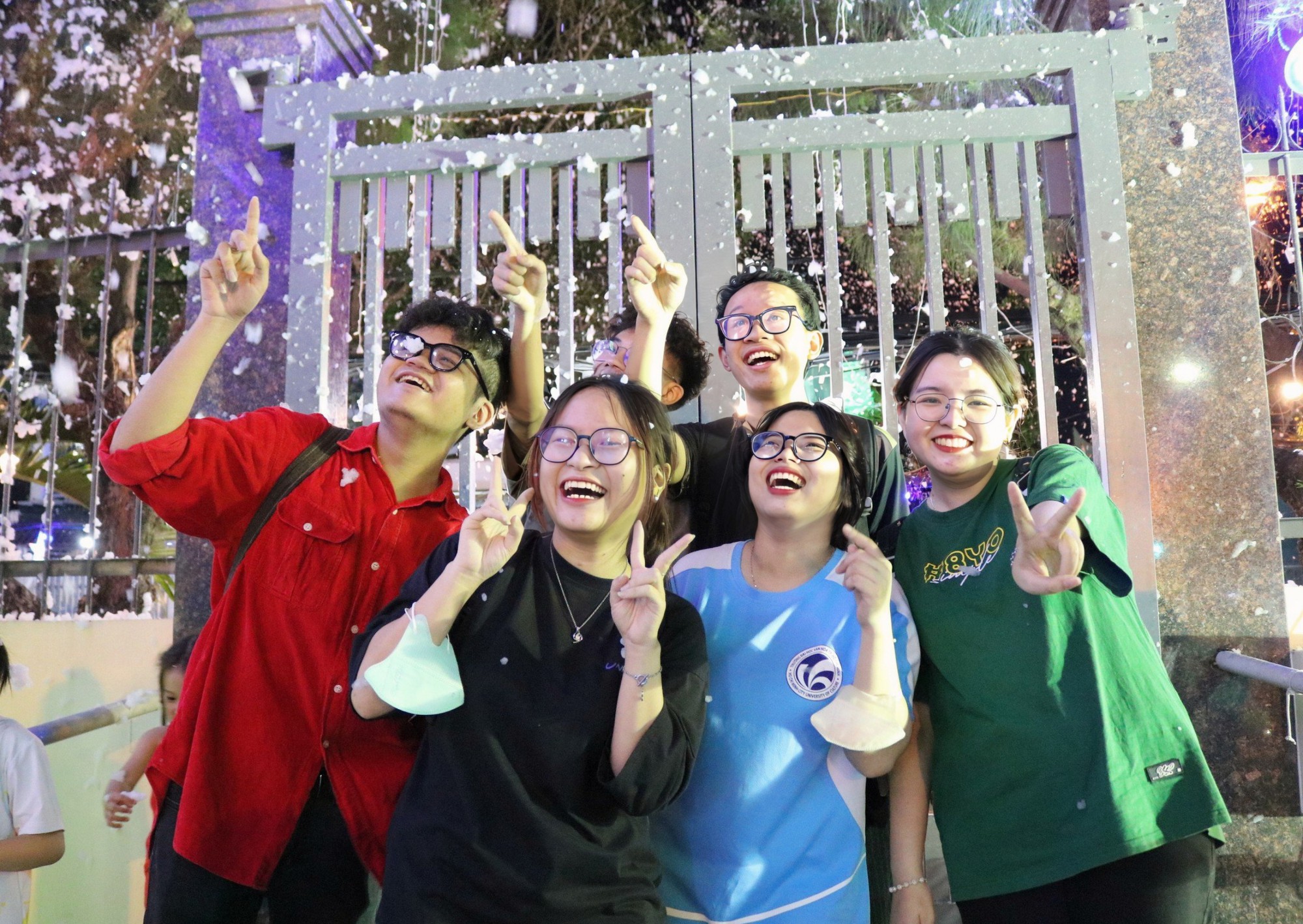 Nơi này ở TP.HCM có ‘tuyết rơi’ trắng xóa đến hết Giáng sinh - Ảnh 3. Nơi này ở TP.HCM có ‘tuyết rơi’ trắng xóa đến hết Giáng sinh - Ảnh 3.