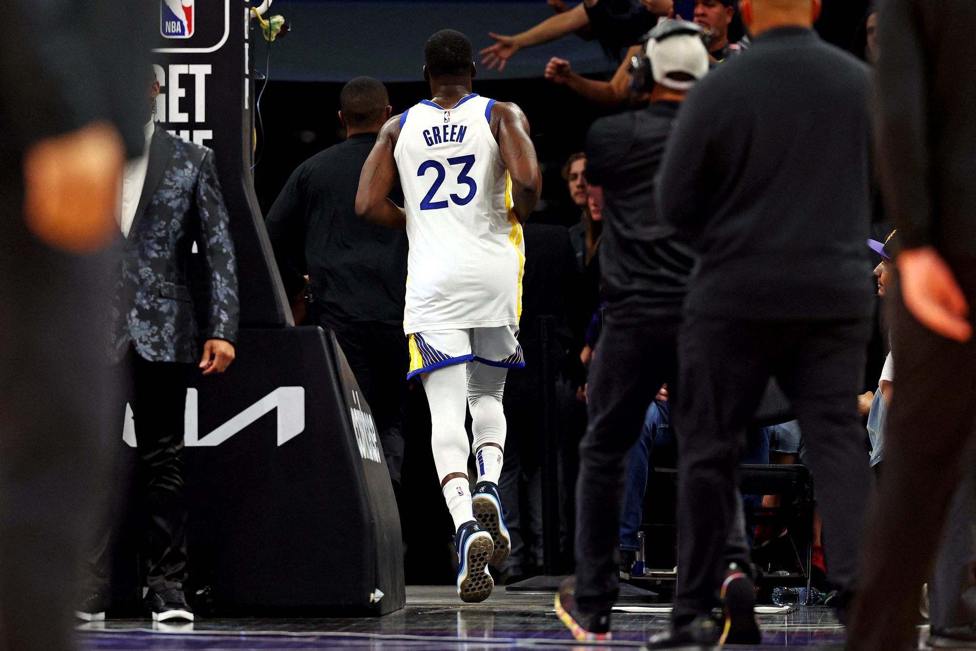 Sao NBA nhận án phạt hiếm thấy vì đánh vào mặt đối phương - Ảnh 3.