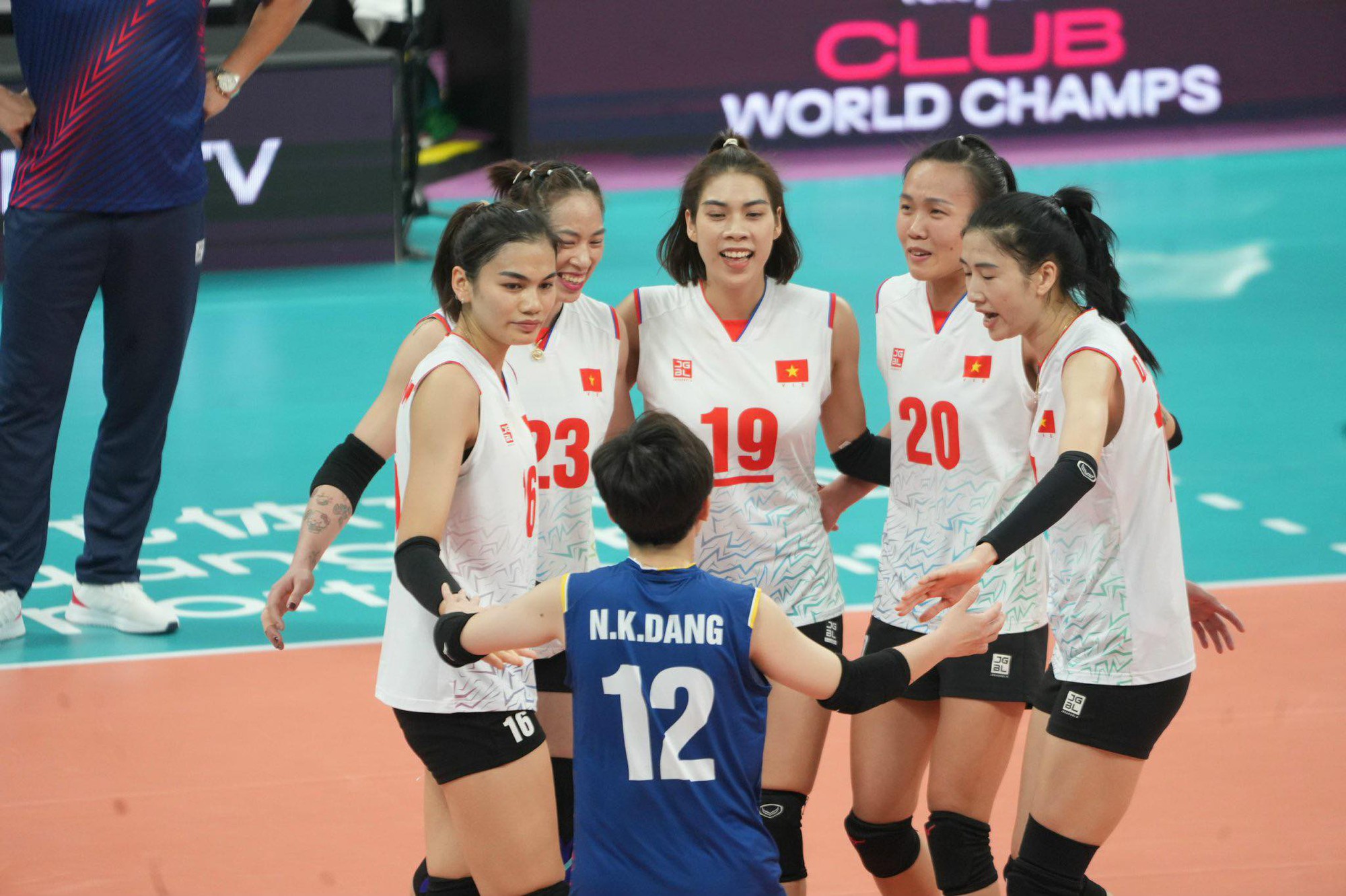 Đội tuyển bóng chuyền nữ Việt Nam thi đấu quật khởi trong trận cuối cùng năm 2023 - Ảnh 3.