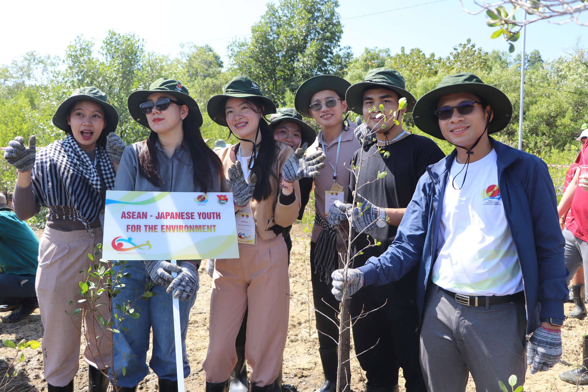 Thanh niên ASEAN - Nhật Bản tham quan ‘lá phổi xanh’ của TP.HCM - Ảnh 13.