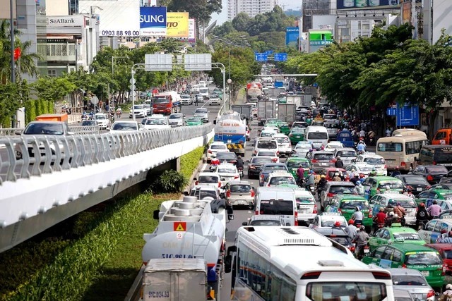 Đề xuất cấm xe tải theo giờ qua 3 đường cửa ngõ Tân Sơn Nhất- Ảnh 1.