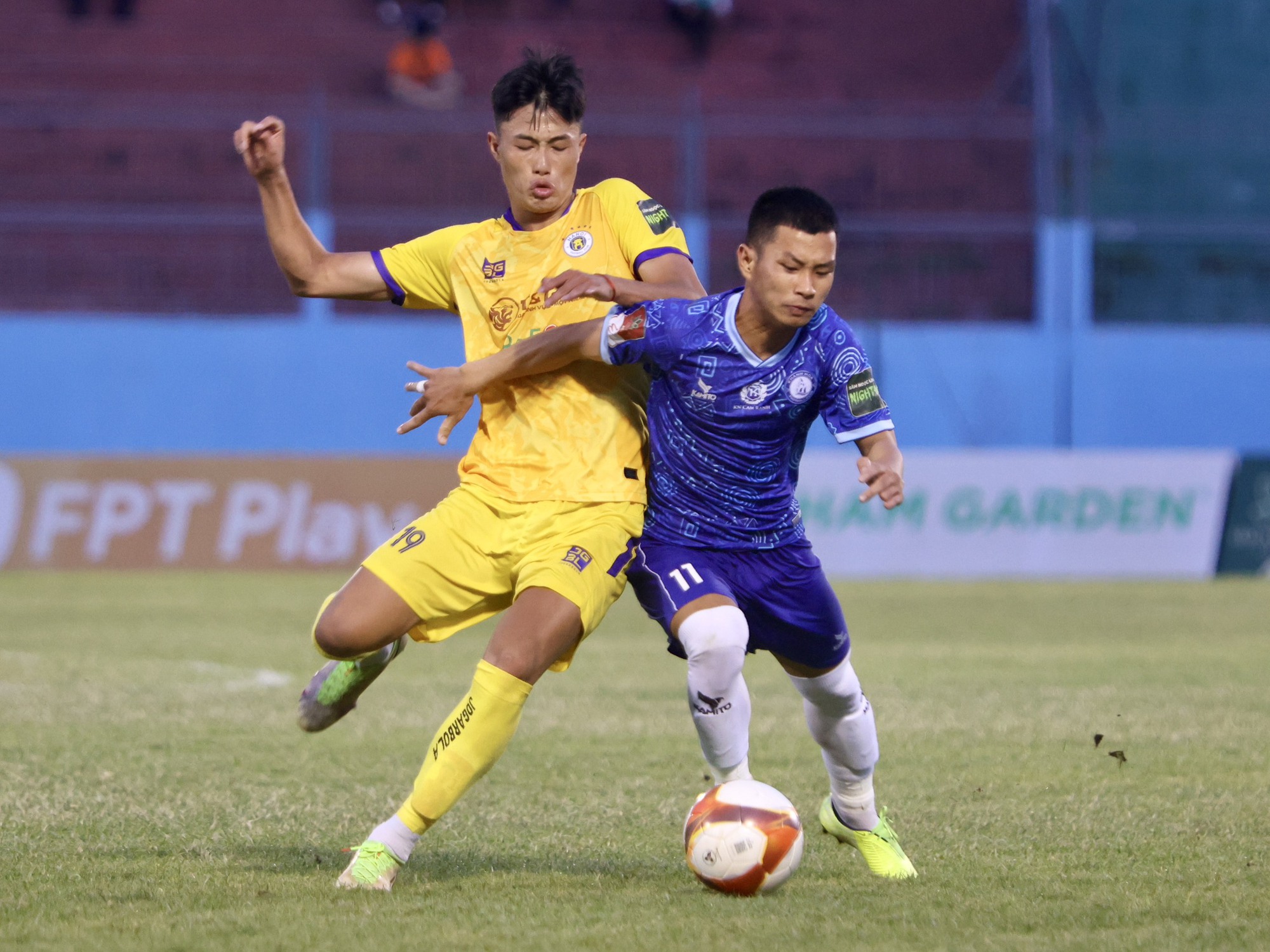 6 cầu thủ 'kêu cứu' VFF vì bị CLB Khánh Hòa nợ lương, phí - Ảnh 1.
