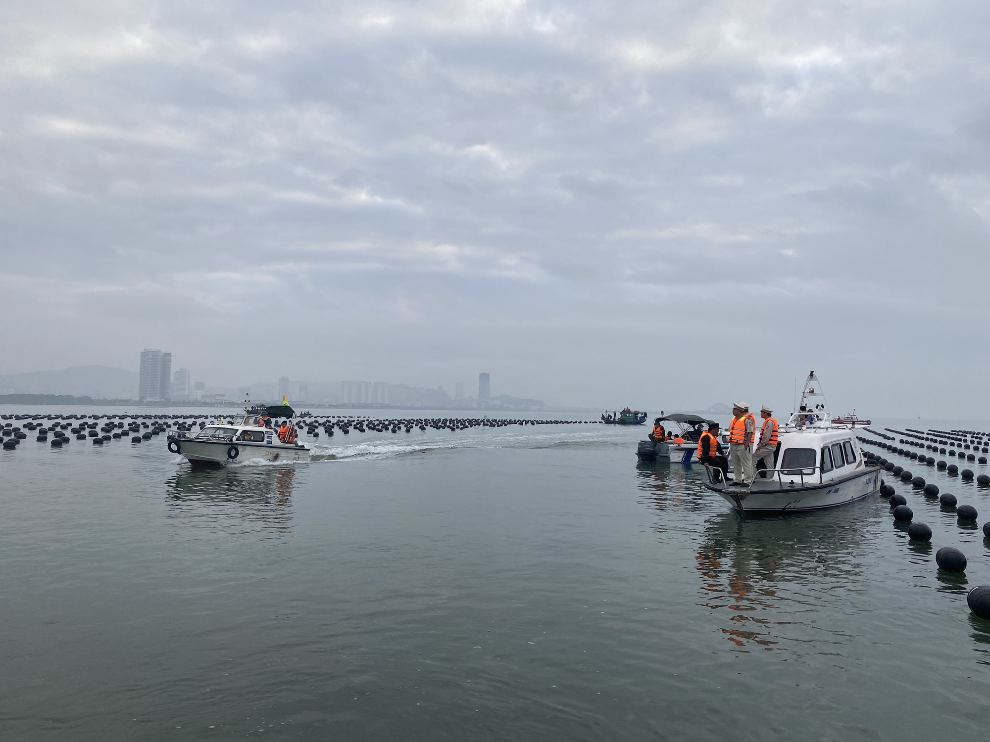 Cưỡng chế công trình nuôi trồng thủy sản trái phép trên vịnh Hạ Long  - Ảnh 2.