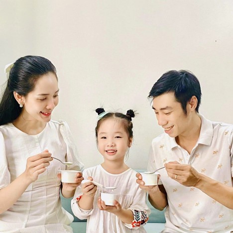 Ăn sữa chua là lựa chọn của gia đình Chị Nguyễn Thị Hà chăm sóc đề kháng trong thời điểm giao mùa.