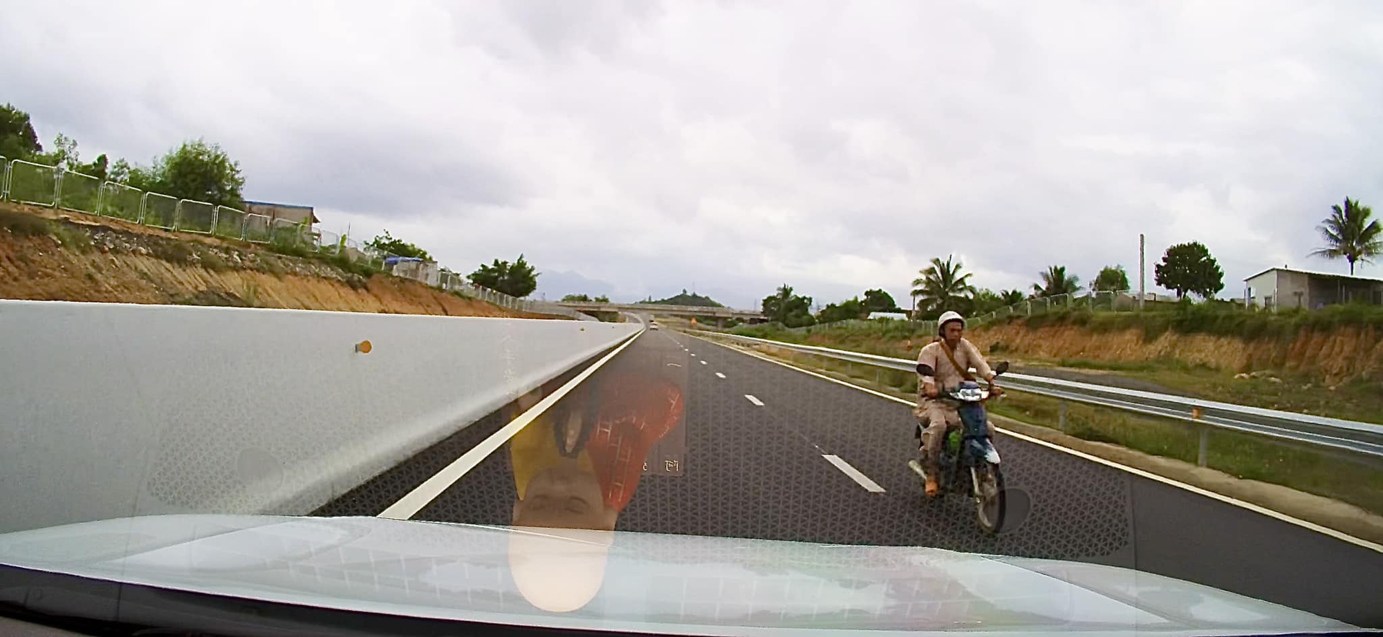 Thót tim cảnh xe máy đi ngược chiều trên cao tốc Nha Trang - Cam Lâm - Ảnh 1.