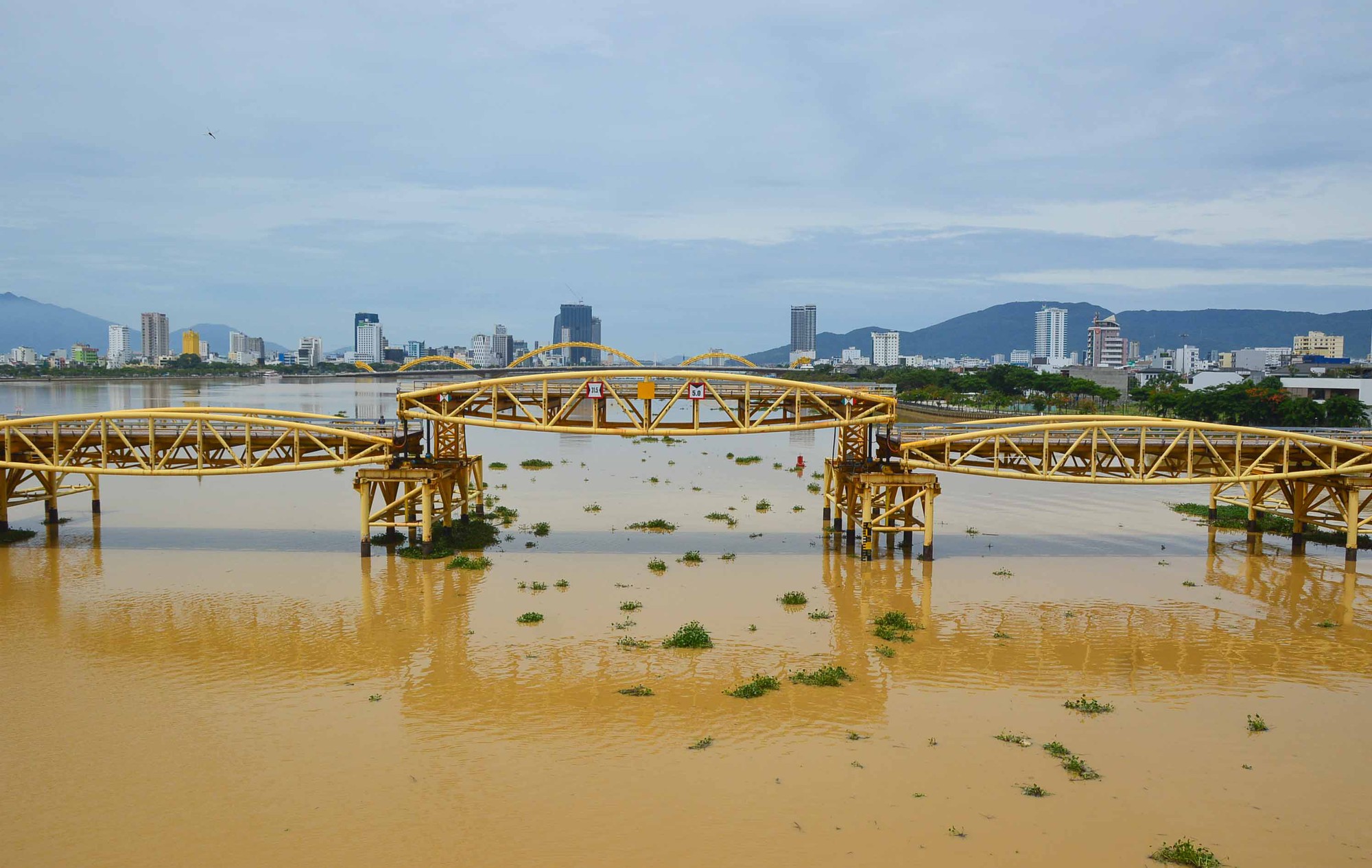 Cận cảnh vẻ đẹp cây cầu cổ thép vòm đầu tiên nối đôi bờ sông Hàn    - Ảnh 5.