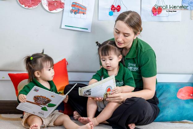 Việc &quot;tưới tẩm&quot; tiếng Anh hàng ngày cùng giáo viên nước ngoài giúp trẻ hình thành phản xạ ngôn ngữ một cách tự nhiên